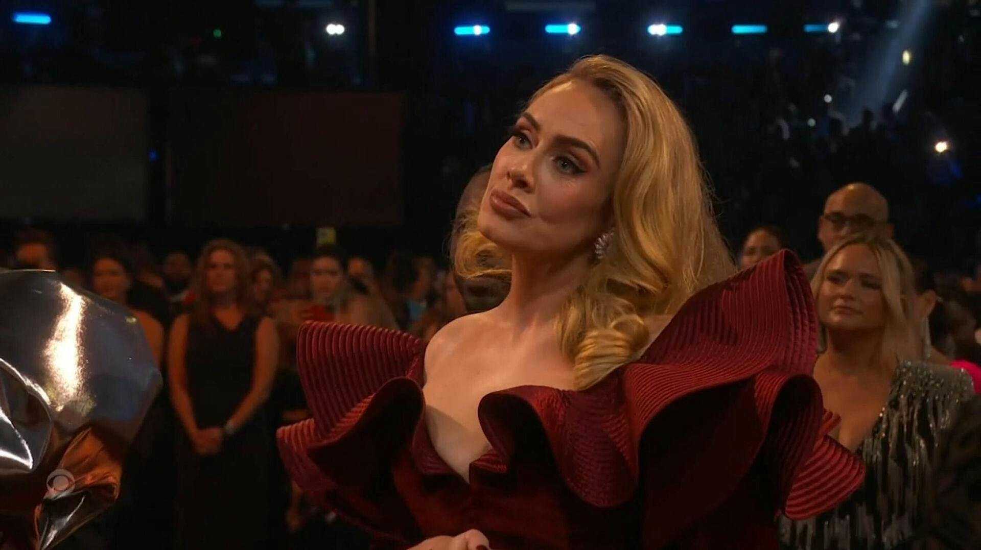 Adele bliver hængt ud på sociale medier for sin reaktion, da Harry Styles vandt prisen for "Bedste Album" til årets Grammy Awards.
