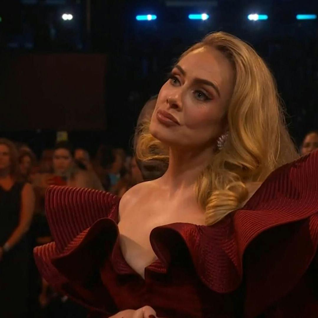 Adele bliver hængt ud på sociale medier for sin reaktion, da Harry Styles vandt prisen for "Bedste Album" til årets Grammy Awards.