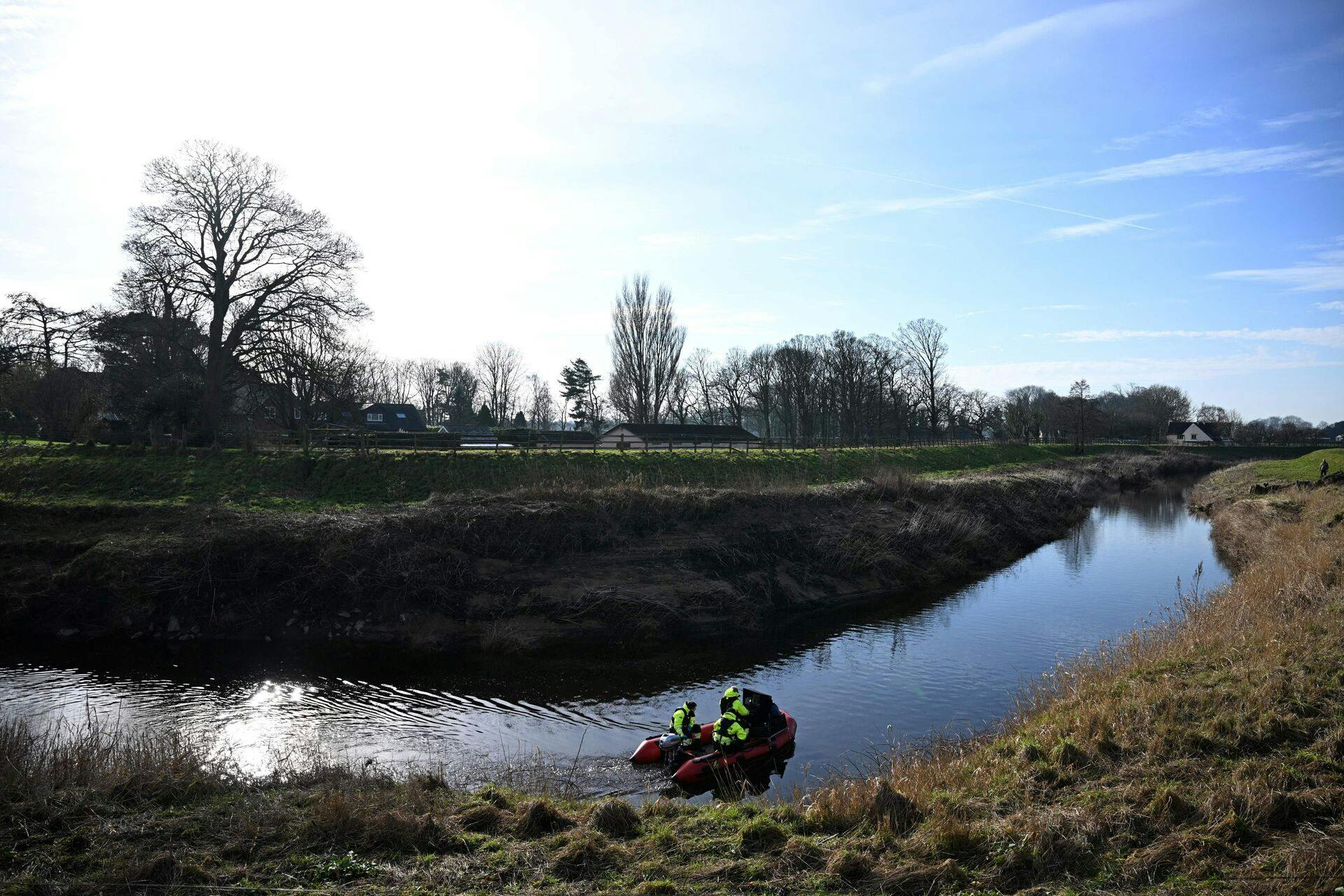 Ifølge en dykkerekspert er det påfaldende underligt, at man endnu ikke har fundet liget af hende, hvis hun er druknet. 