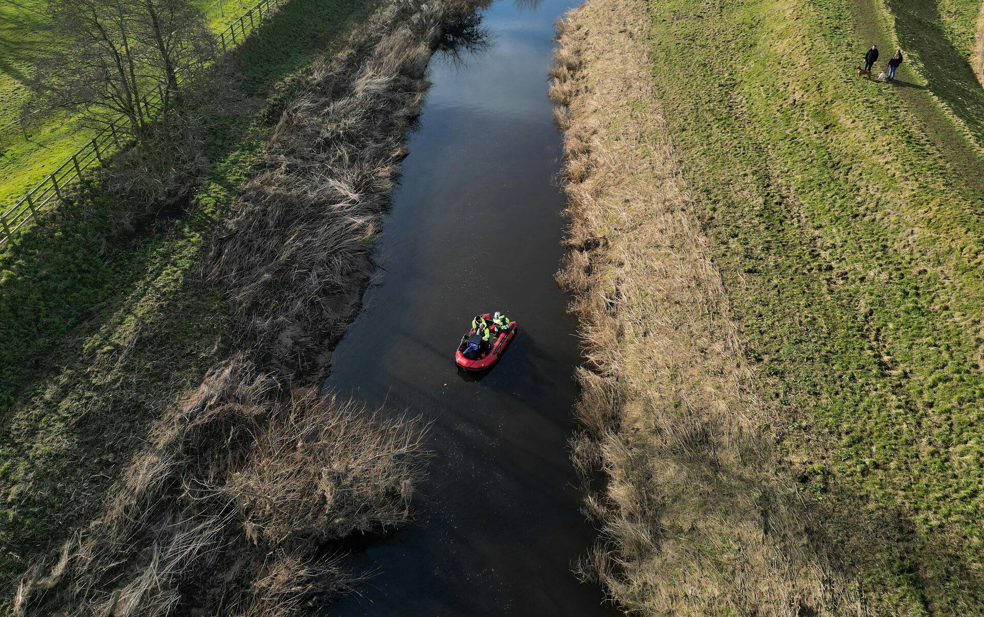 Trods en intensiv eftersøgning er hundelufteren endnu ikke fundet - og det taler ifølge en ekspert for, at der er sket en forbrydelse. 