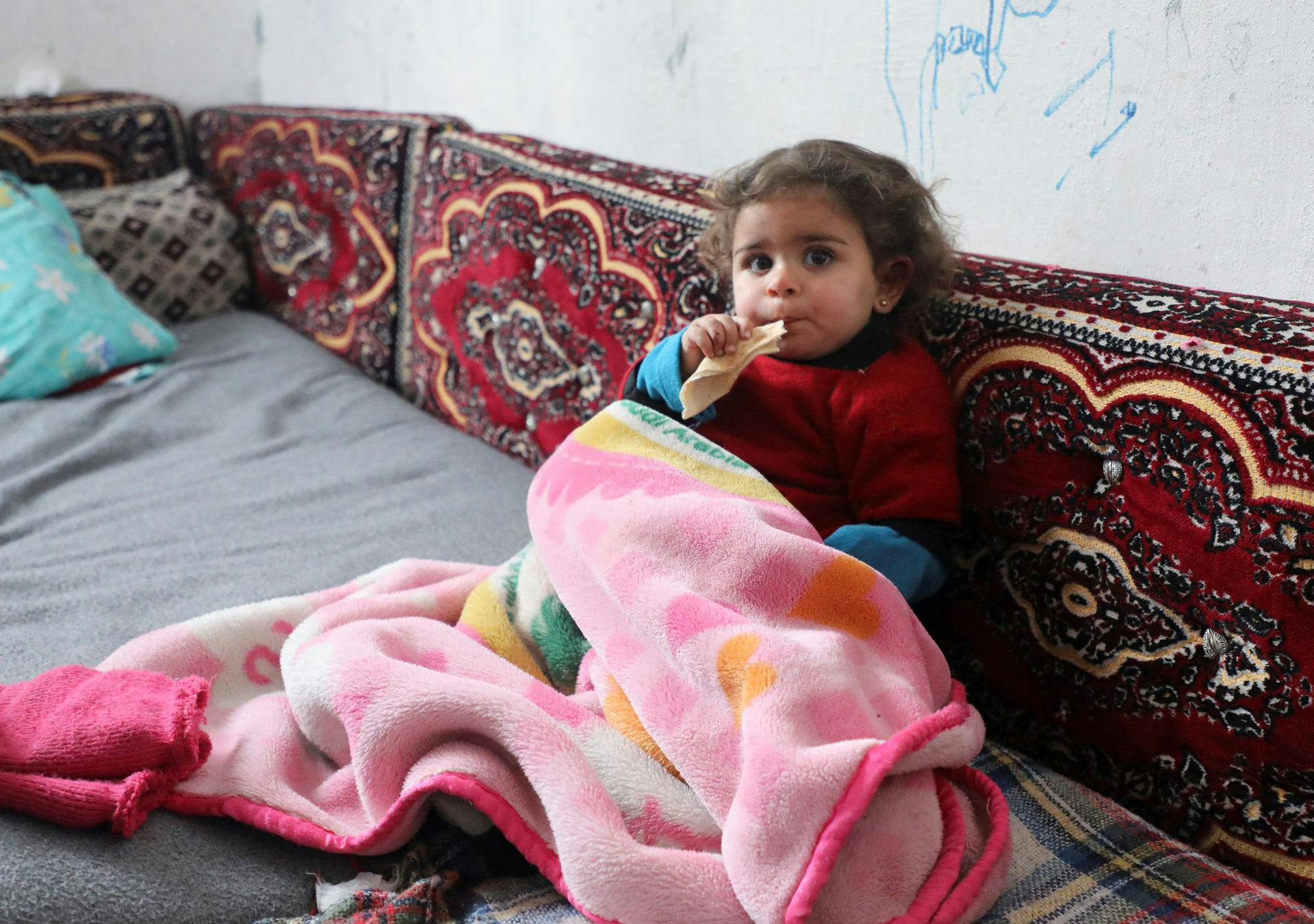 18 måneder gamle Raghad Ismail har mistet sin mor og to søskende, mens hendes far har brækket ryggen på grund af jordskælvet, der ramte Tyrkiet og Syrien mandag.