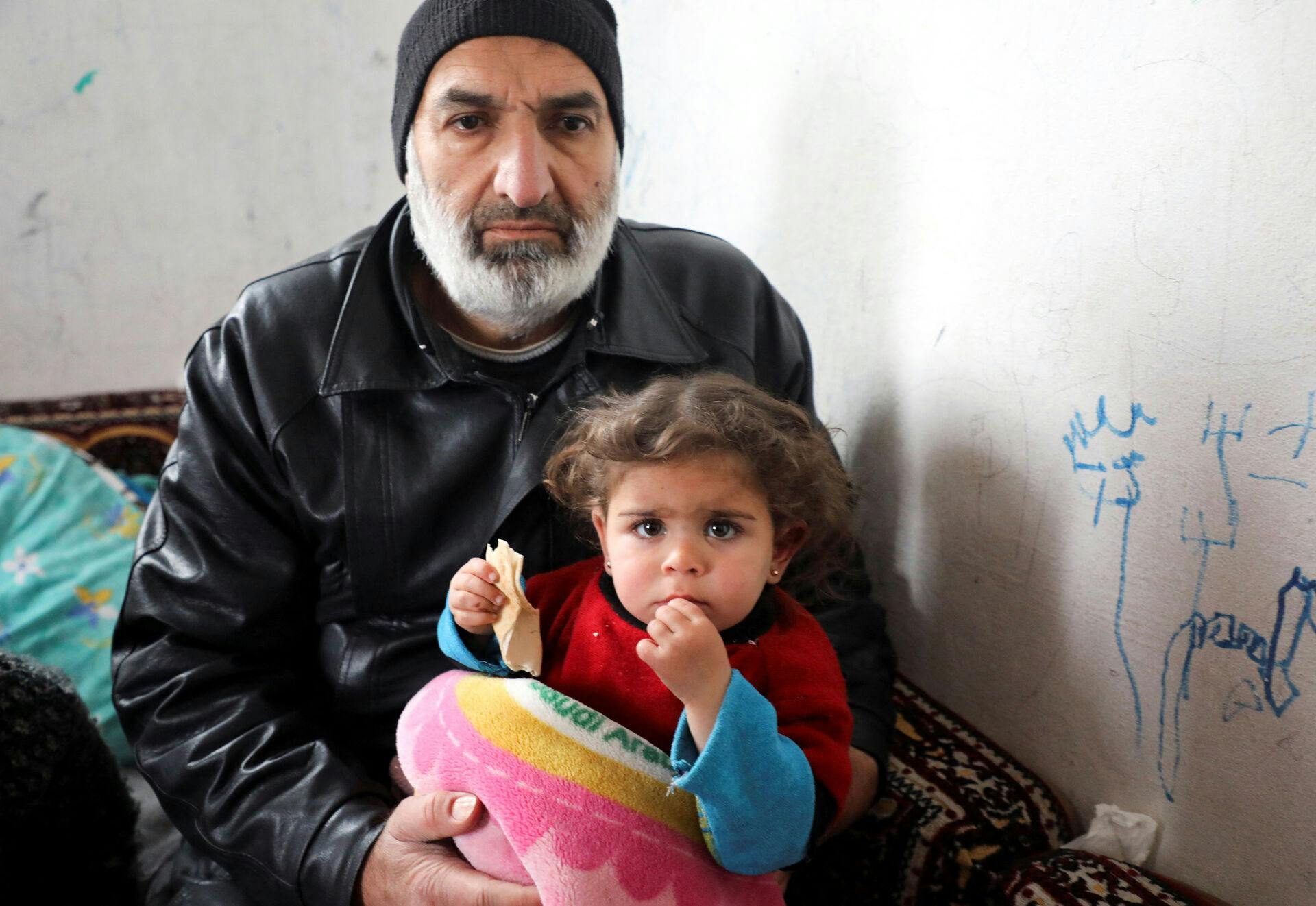 Raghad Ismail i armene på sin onkel.