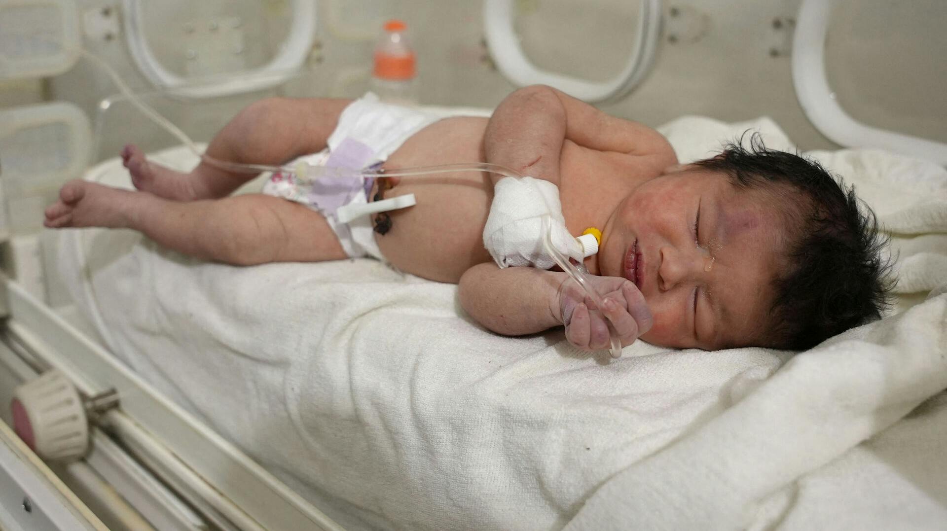En nyfødt baby har på tragisk vis mistet hele sin familie i jordskævlet, der mandag ramte Tyrkiet og Syrien.