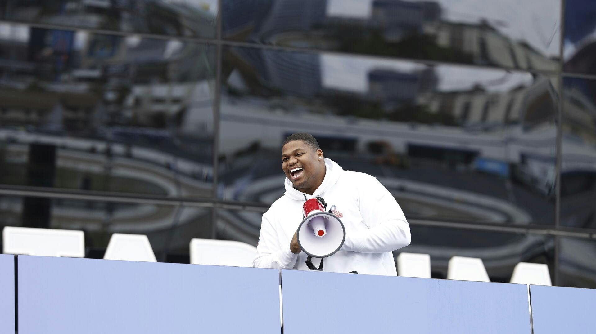 Quinnen Williams forstår virkelig, hvordan man annoncerer en graviditet.