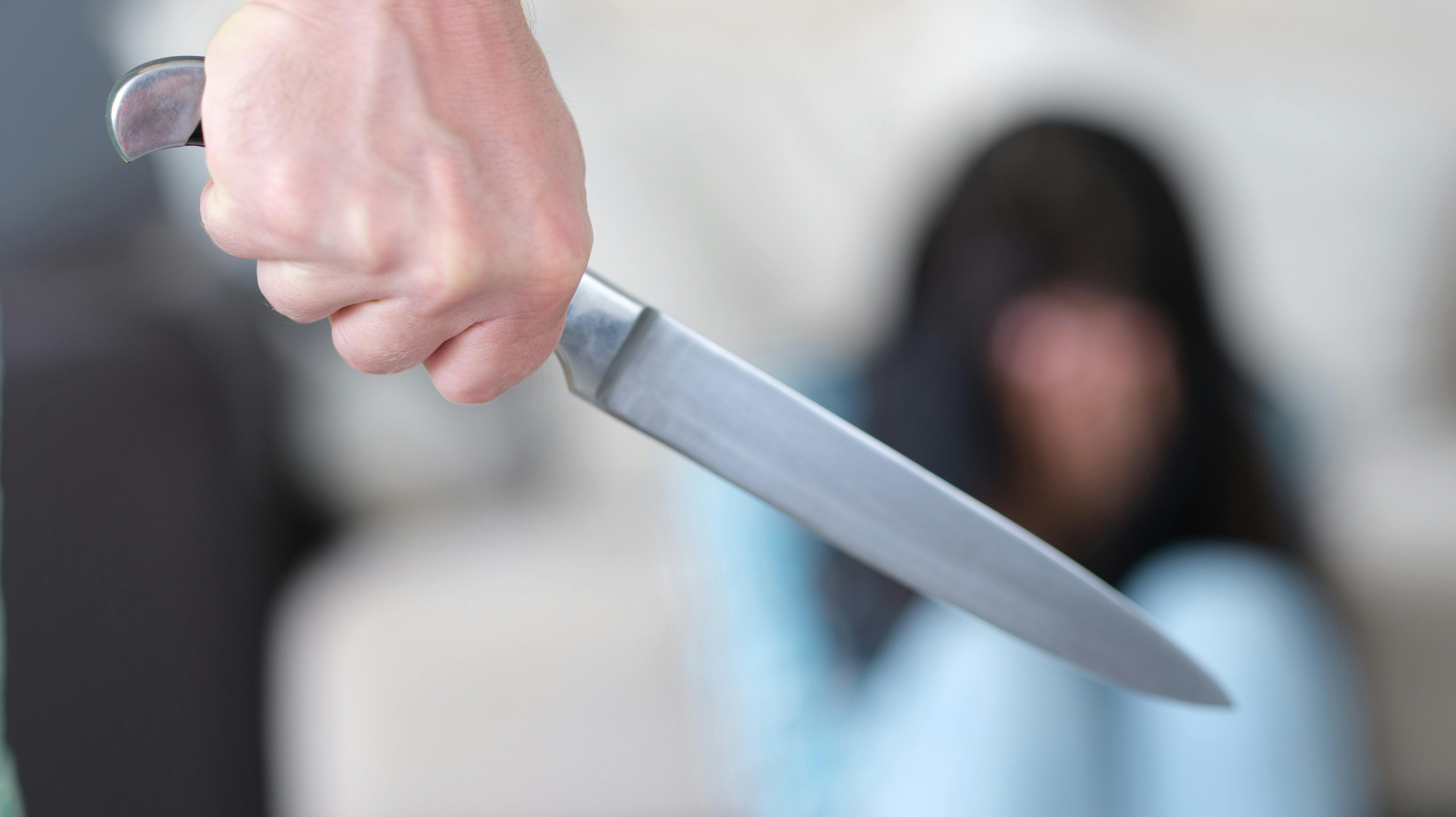 En tidligere relitydeltager er igen blevet tiltalt for vold - denne gang har han slået, sparket og truet en kvinde med kniv.