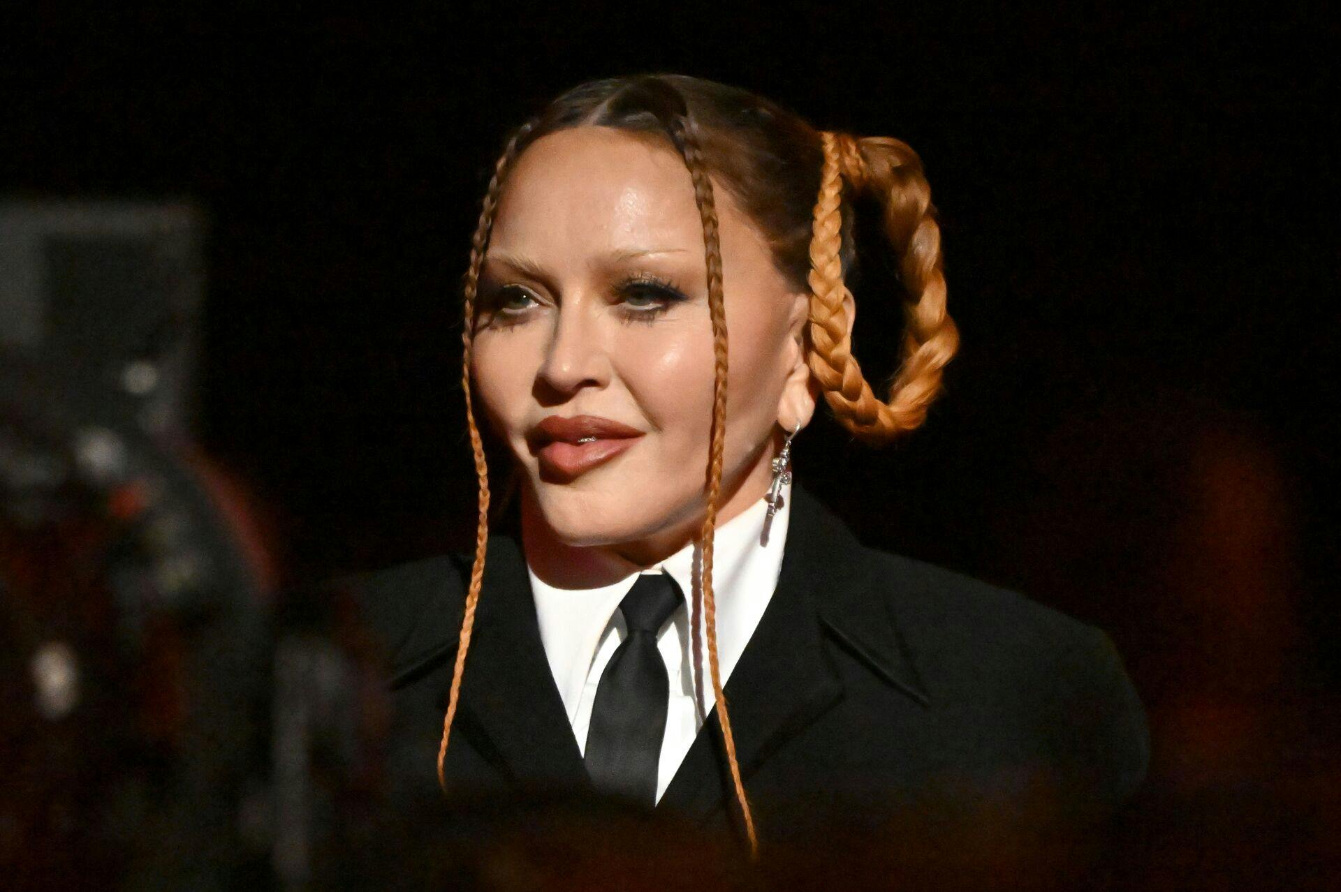 Madonnas ansigt tiltrak sig en del opmærksomhed, da hun gik på scenen under Grammy-uddelingen.