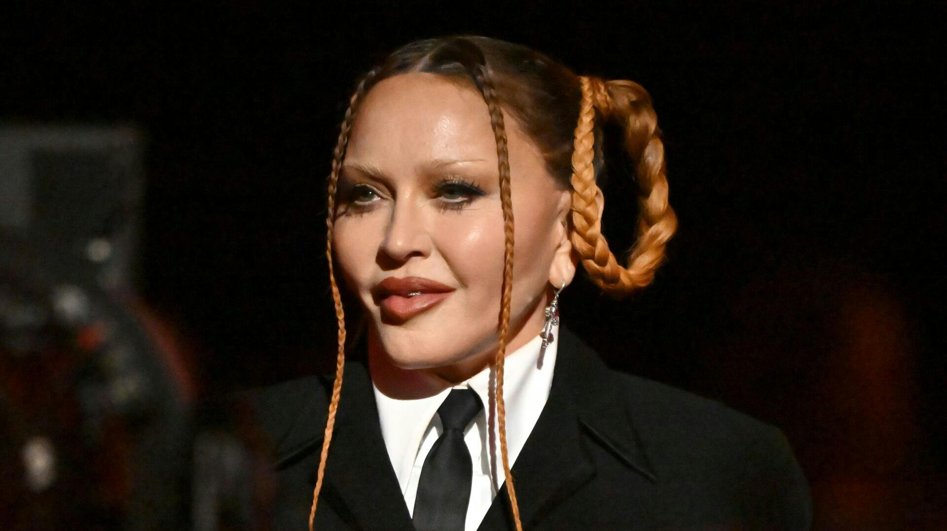Madonnas ansigt tiltrak sig en del opmærksomhed, da hun gik på scenen under Grammy-uddelingen.