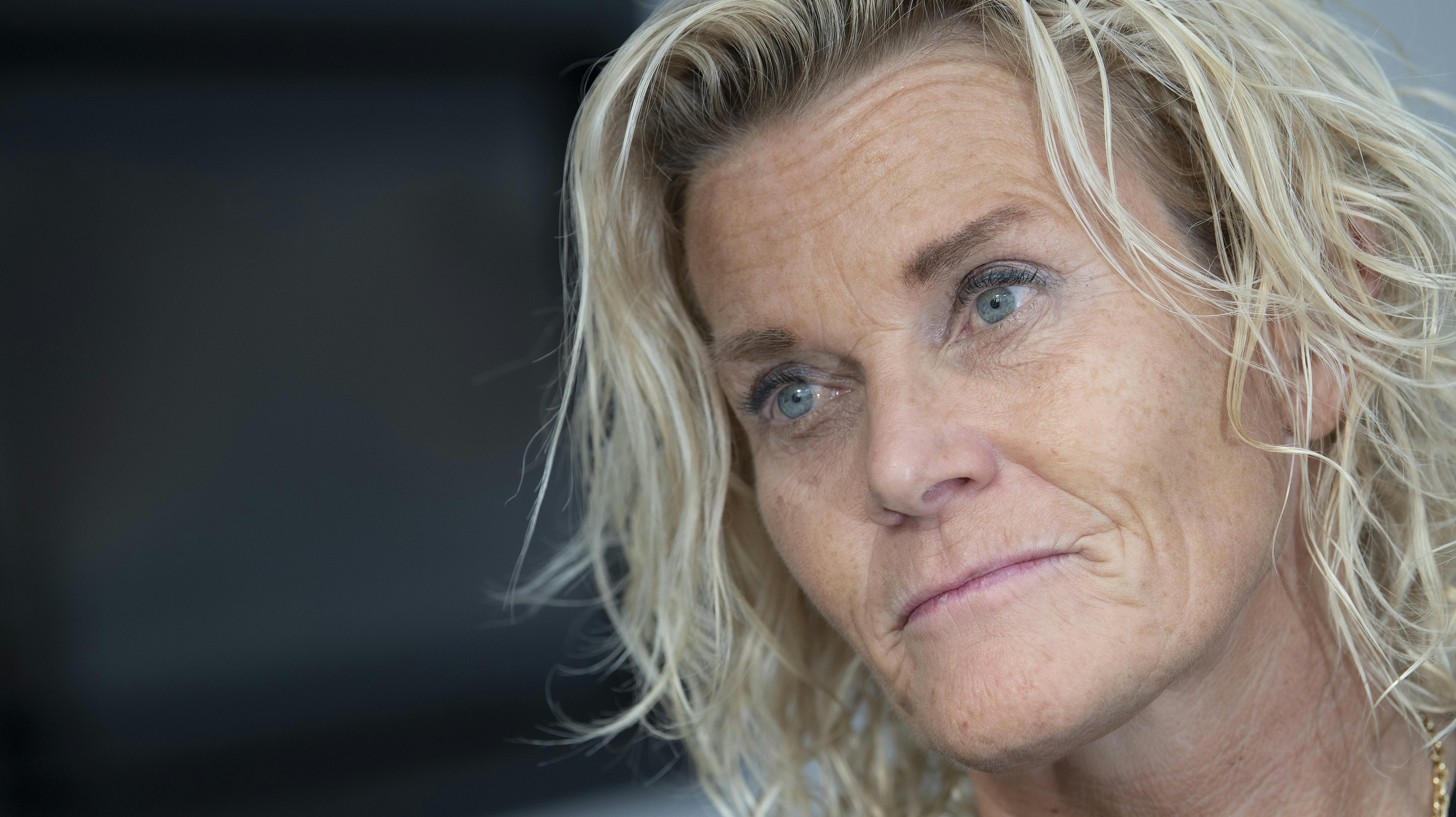 Charlotte Bøving mener, der er tale om en alvorlig operation, men hun er sikker på, dronning Margrethe er i gode hænder. 