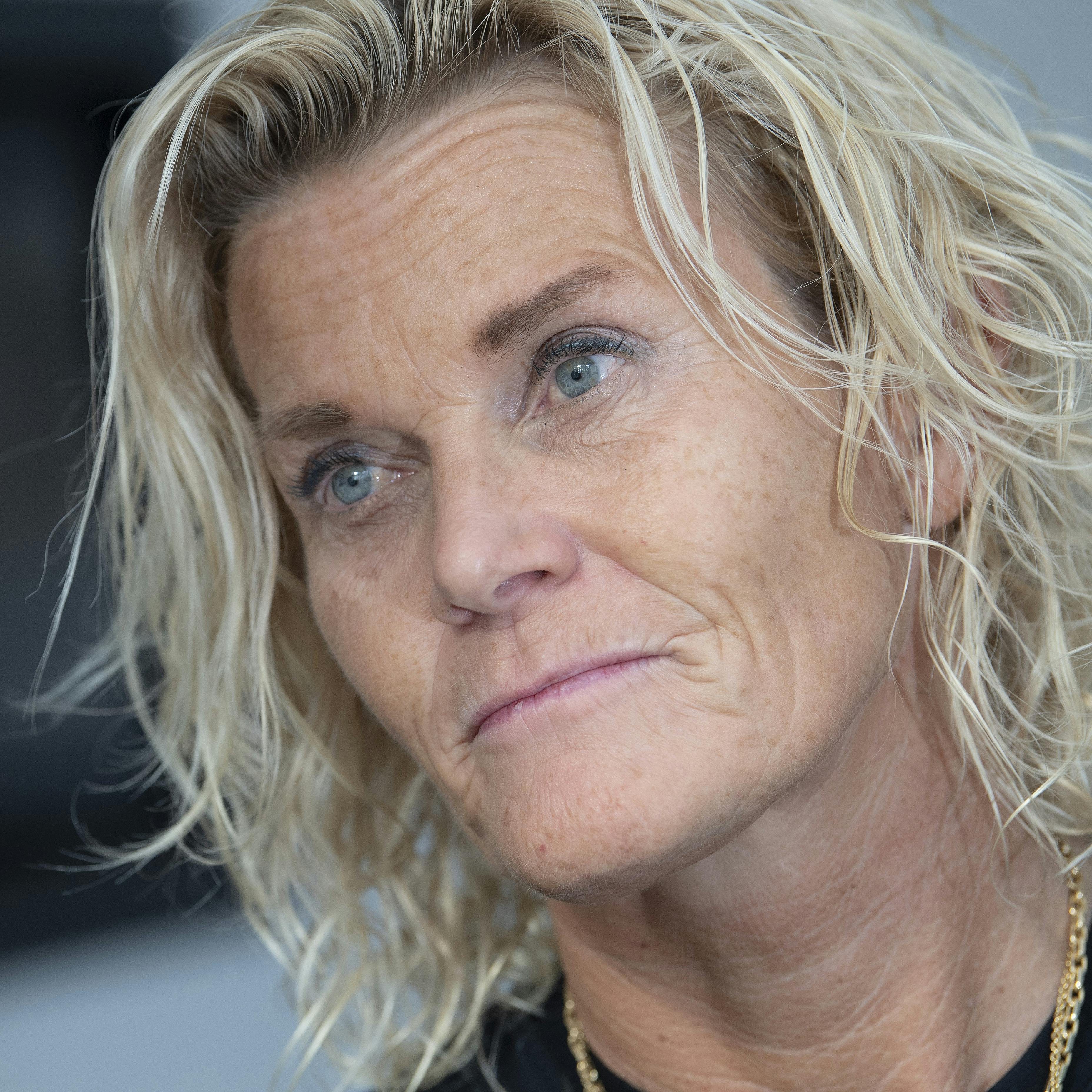 Charlotte Bøving mener, der er tale om en alvorlig operation, men hun er sikker på, dronning Margrethe er i gode hænder. 