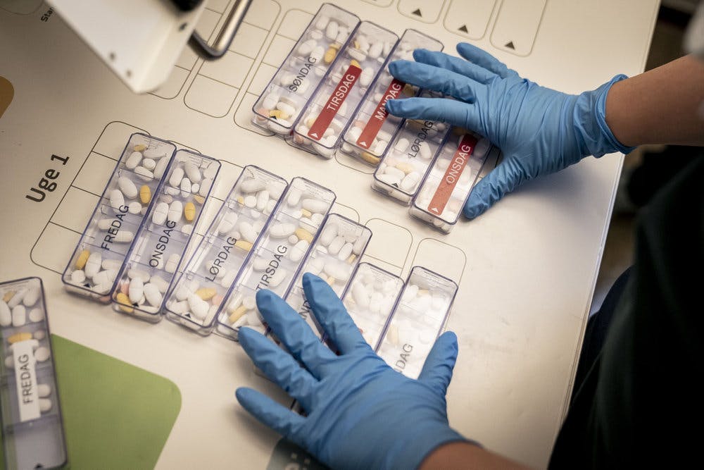 Den 60-årige kvinde, der sidder tiltalt for drab og drabsforsøg, gik blandt andet ind i medicinrummet 25 gange på tre måneder - dette selv om hun som sosuhjælper intet havde at gøre derinde.