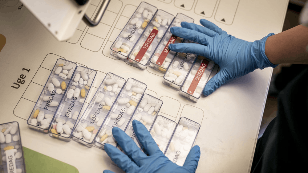 Den 60-årige kvinde, der sidder tiltalt for drab og drabsforsøg, gik blandt andet ind i medicinrummet 25 gange på tre måneder - dette selv om hun som sosuhjælper intet havde at gøre derinde.