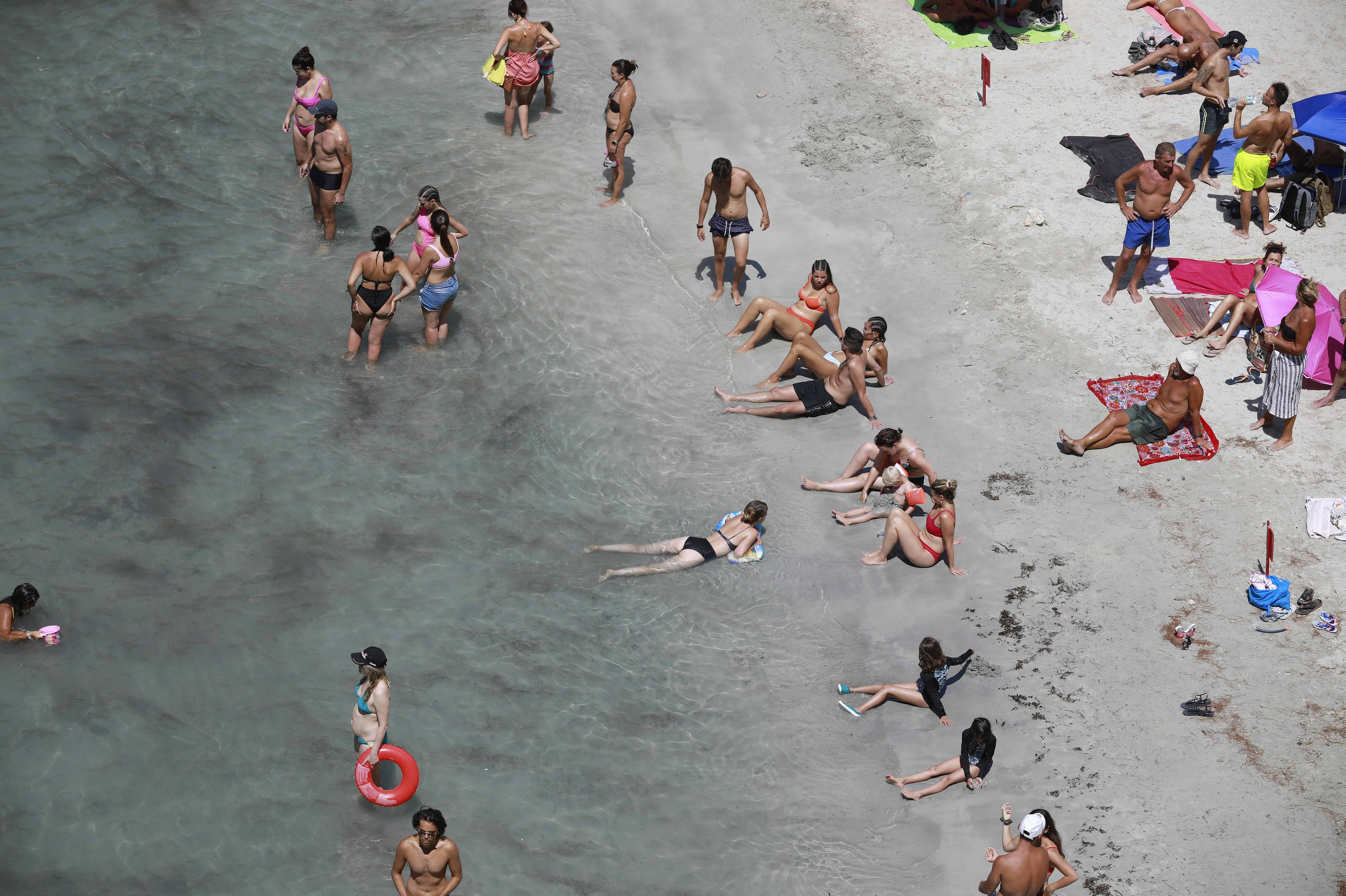 Det er godt fyldt op på strandene på Mallorca - som her i sommeren 2022