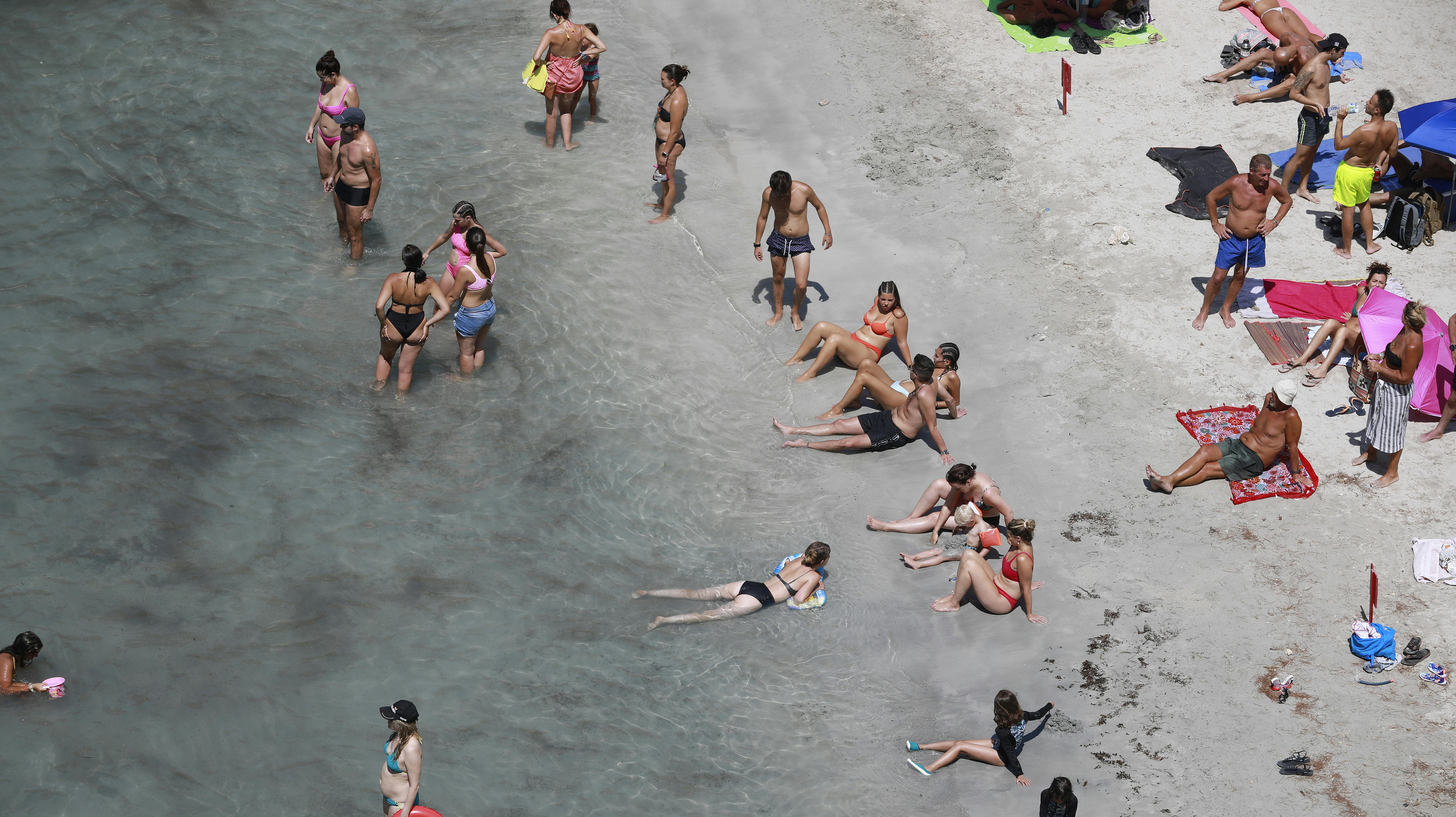 Det er godt fyldt op på strandene på Mallorca - som her i sommeren 2022