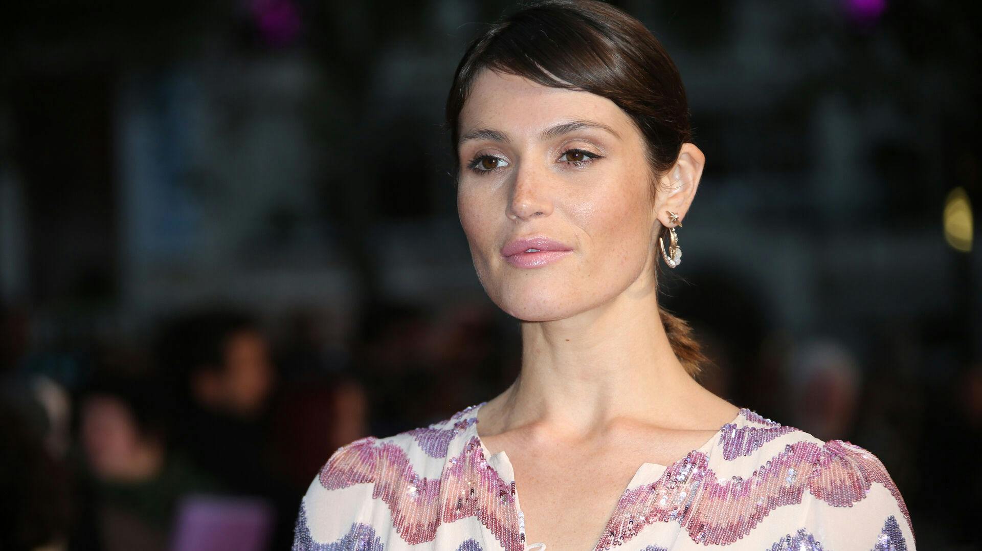 Det er ikke meget skuespillerinden Gemma Arterton deler om sit privatliv, men nu fortæller hun, at hun er blevet mor til sit første barn. 