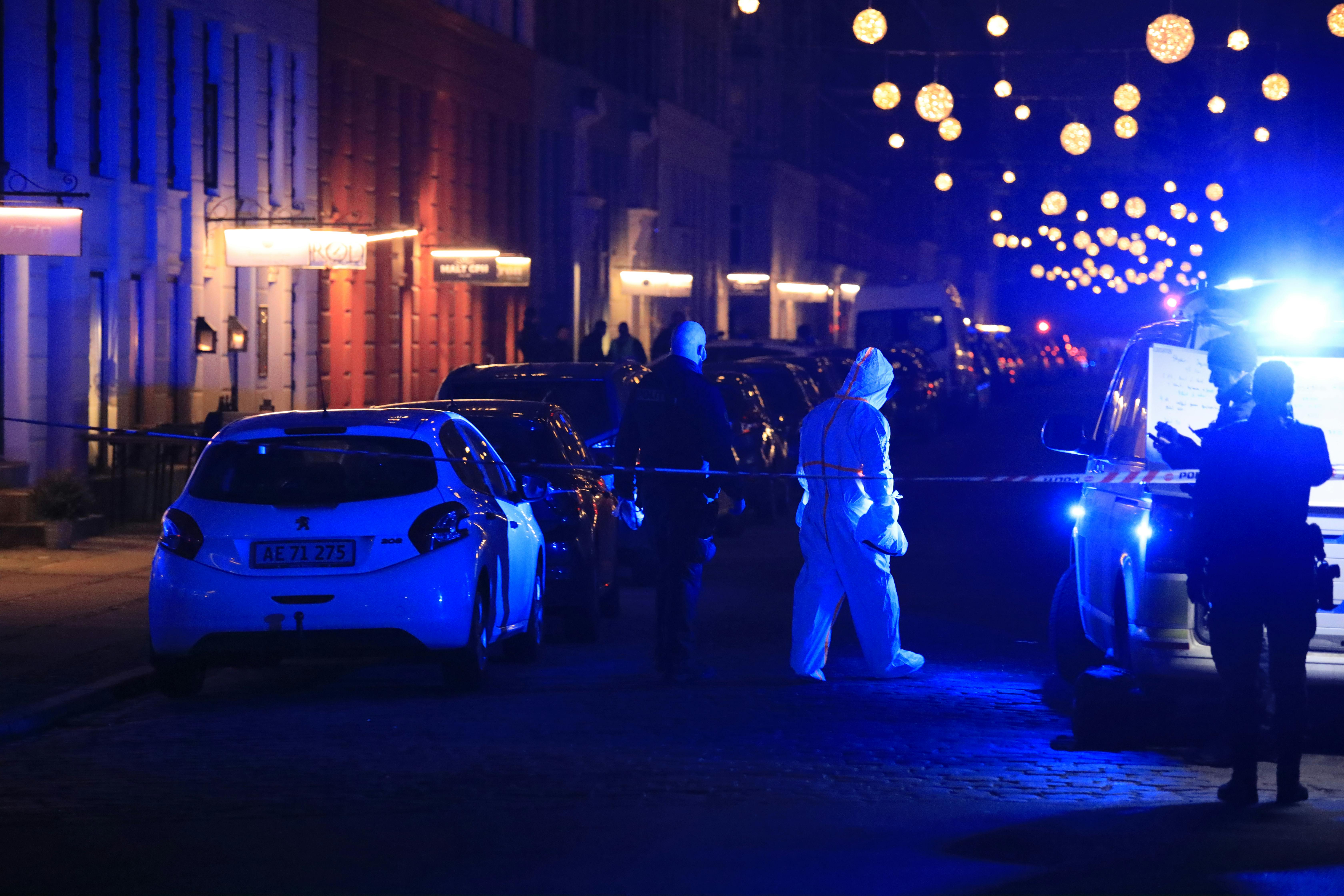 Københavns Politi var mandag aften massivt til stede på Jægersborggade, hvor en ung mand var blevet ramt af skud.