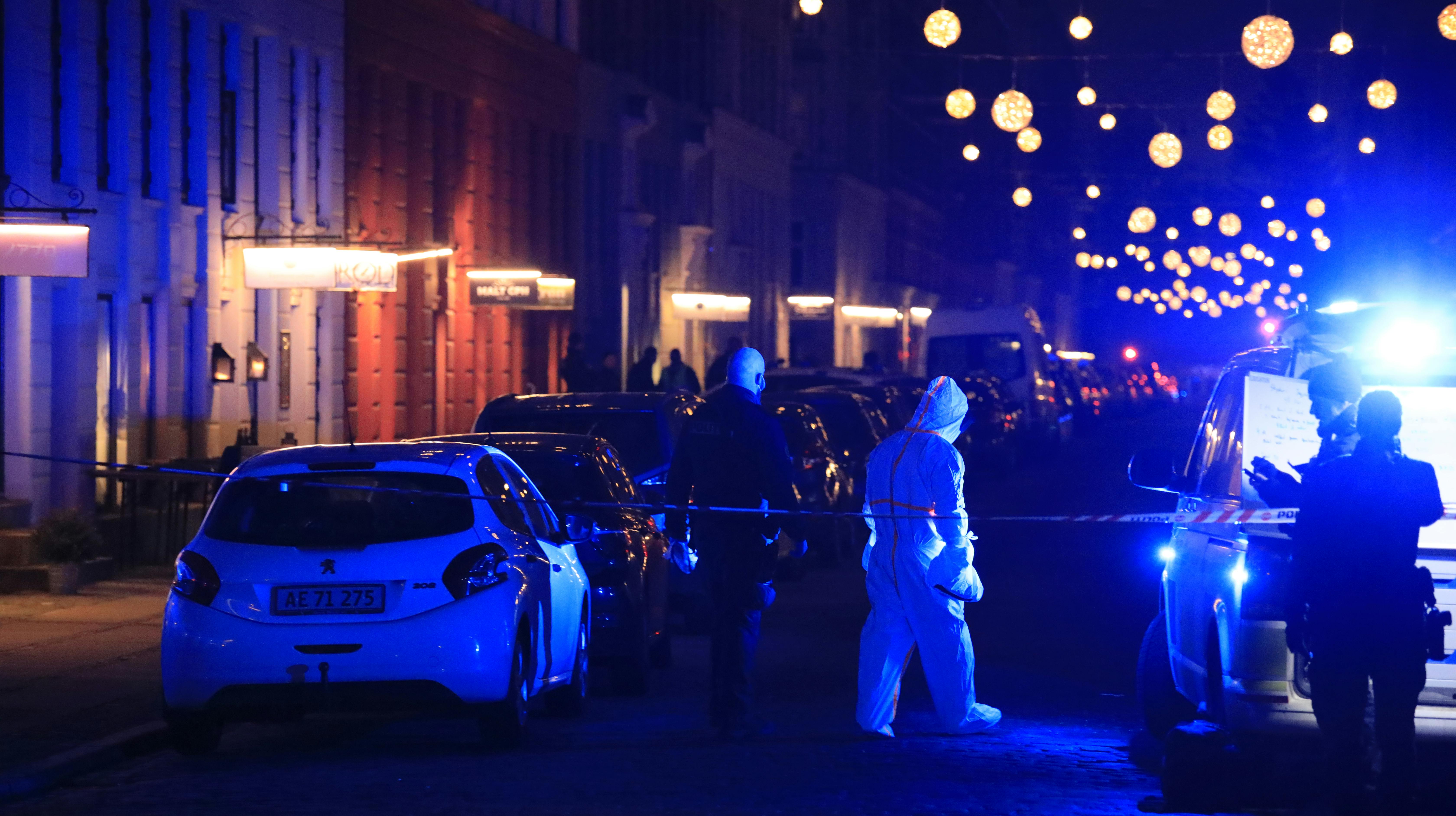 Københavns Politi var mandag aften massivt til stede på Jægersborggade, hvor en ung mand var blevet ramt af skud.