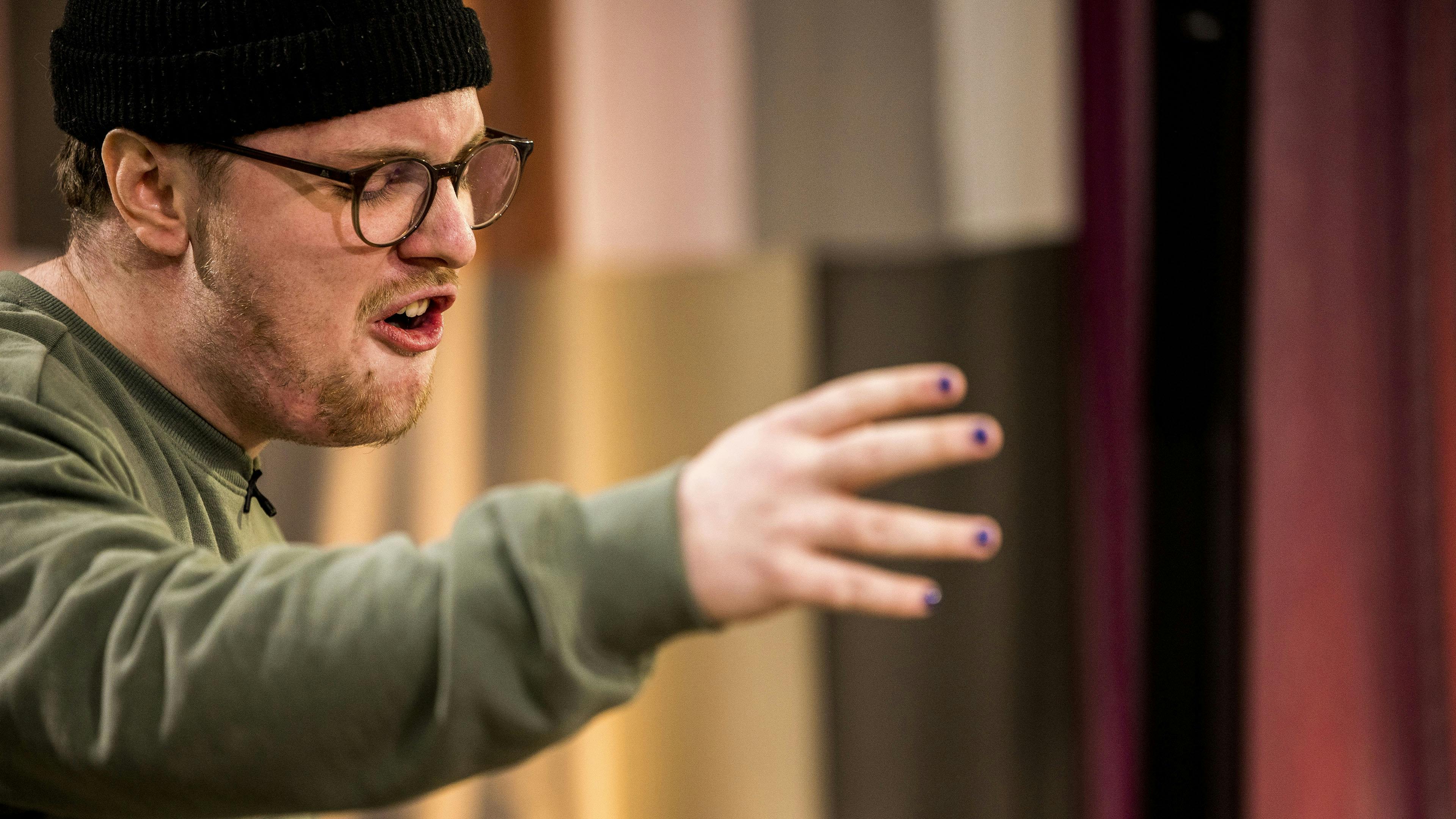 Lige nu forsøger Mathias at gå hele vejen i "X Factor".