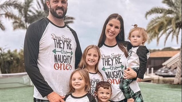 Internettet er splittet omkring, hvem der i familien, der "naughty", efter mor Janelle har fortalt om deres nødamning på ferien. 