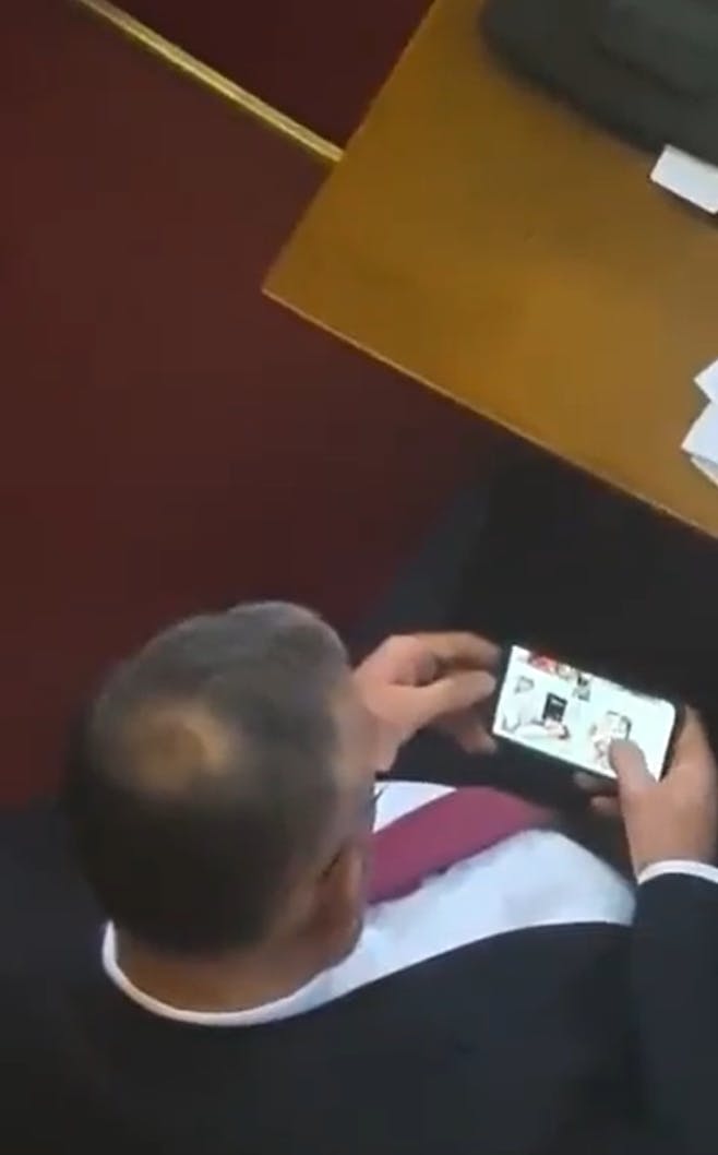 I mere end et minut så den serbiske politiker på porno i arbejdstiden.
