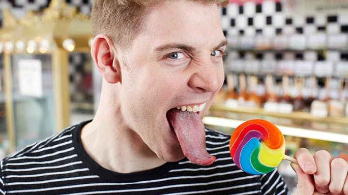 Nick Stoeberl hævder, at det er utroligt miljøvenligt at have en lang tunge, for han behøver ikke en serviet til f.eks. at fjerne ketchup på kinden. nbsp;
