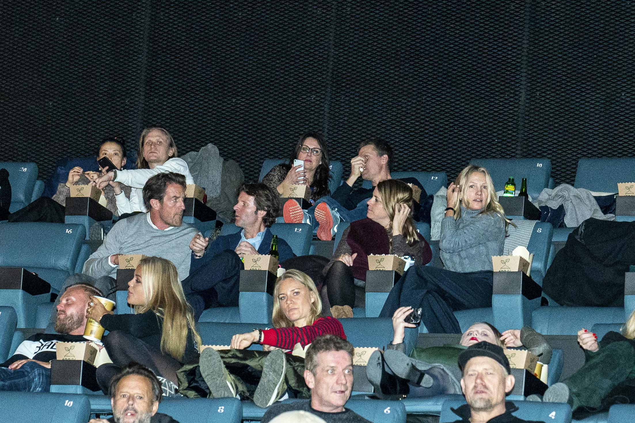 Carsten Friis, yderst til venstre, og Caroline Fleming sneg sig udenom den røde løber til premieren på "The Gentleman" i Big Bio i Nordhavn, men undslap dog ikke pressefotografens linse. 