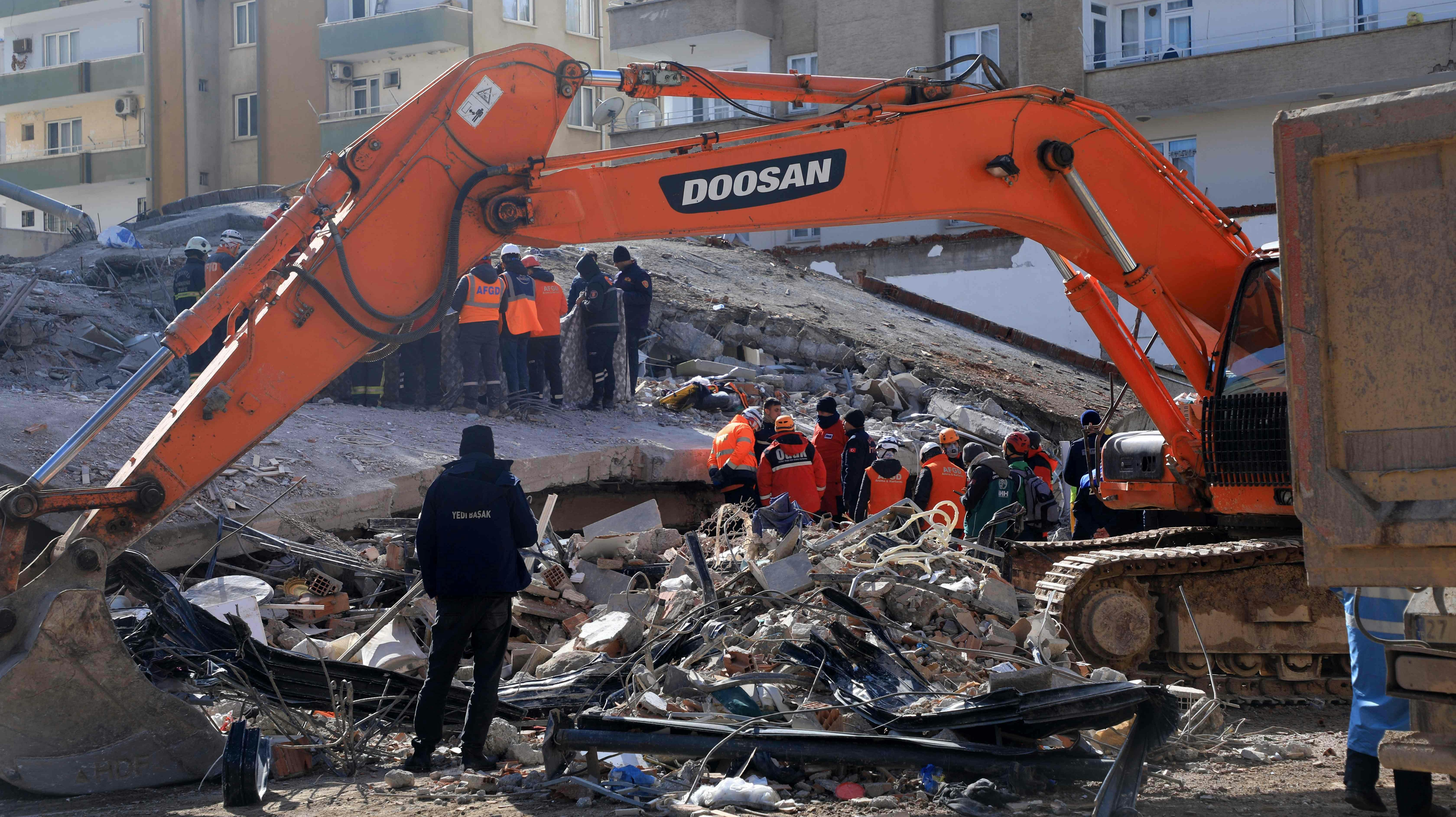 Redningsarbejdet fortsætter i Tyrkiet og Syrien.
