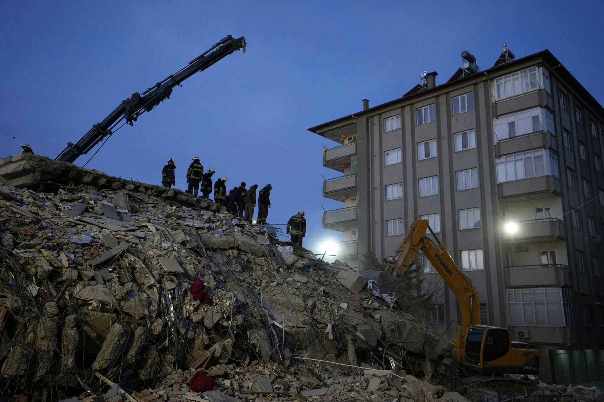 Redningsarbejdere leder i murbrokkerne efter overlevende i byen Gaziantep i det sydlige Tyrkiet.