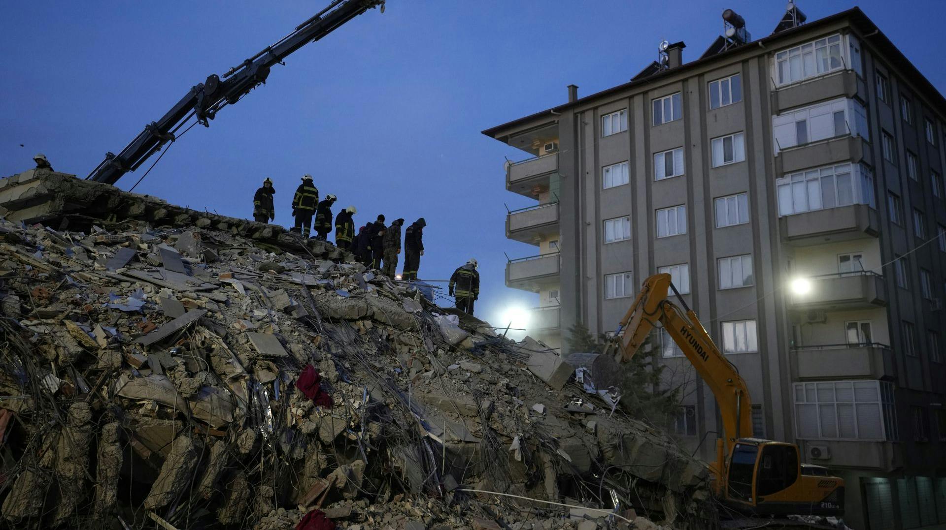 Redningsarbejdere leder i murbrokkerne efter overlevende i byen Gaziantep i det sydlige Tyrkiet.