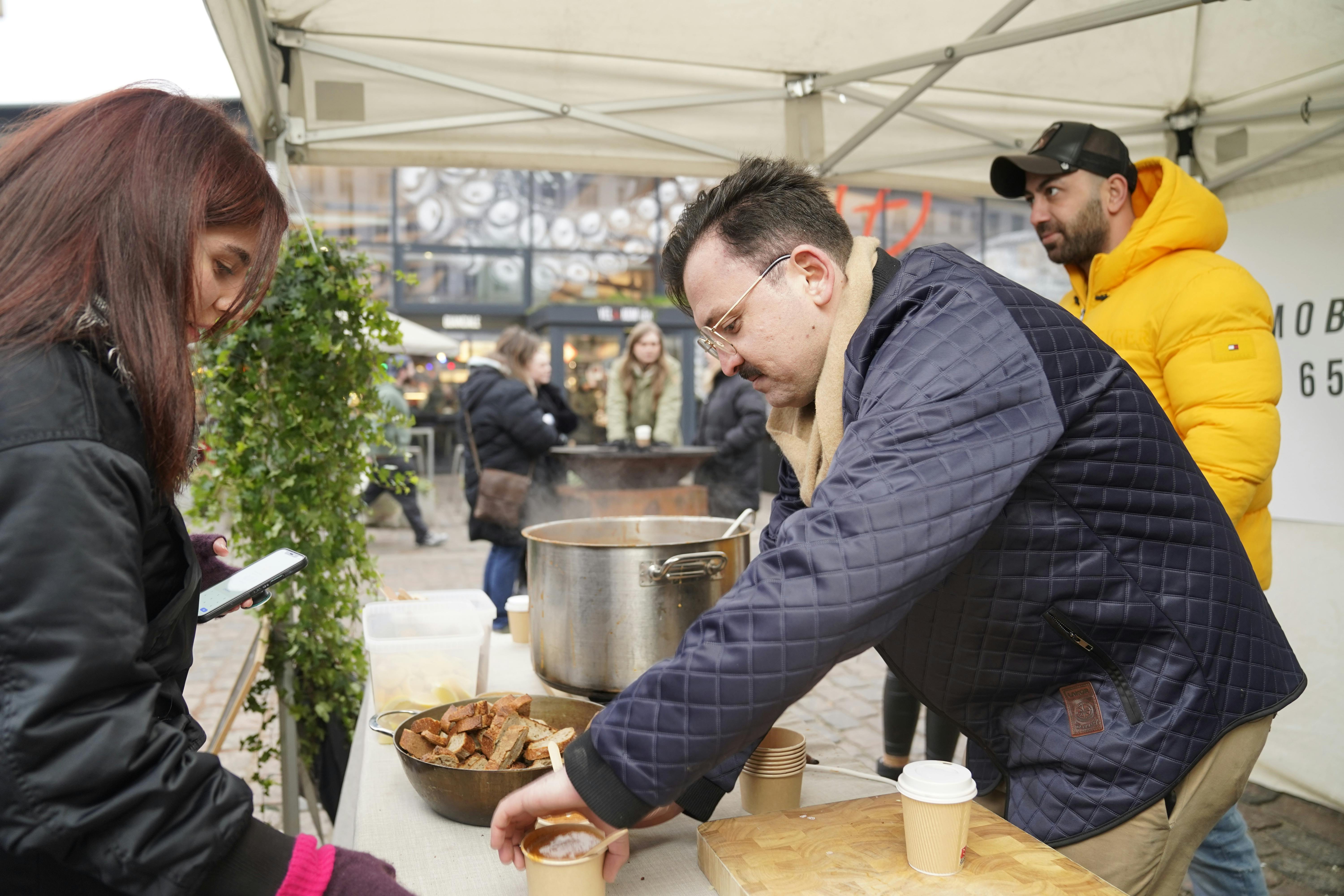 Alle ingredienser var givet af boderne i Torvehallerne, og stedet havde de også fået lov til at stå ved gratis, så så mange penge som muligt kan gå til ofrene i Tyrkiet.
