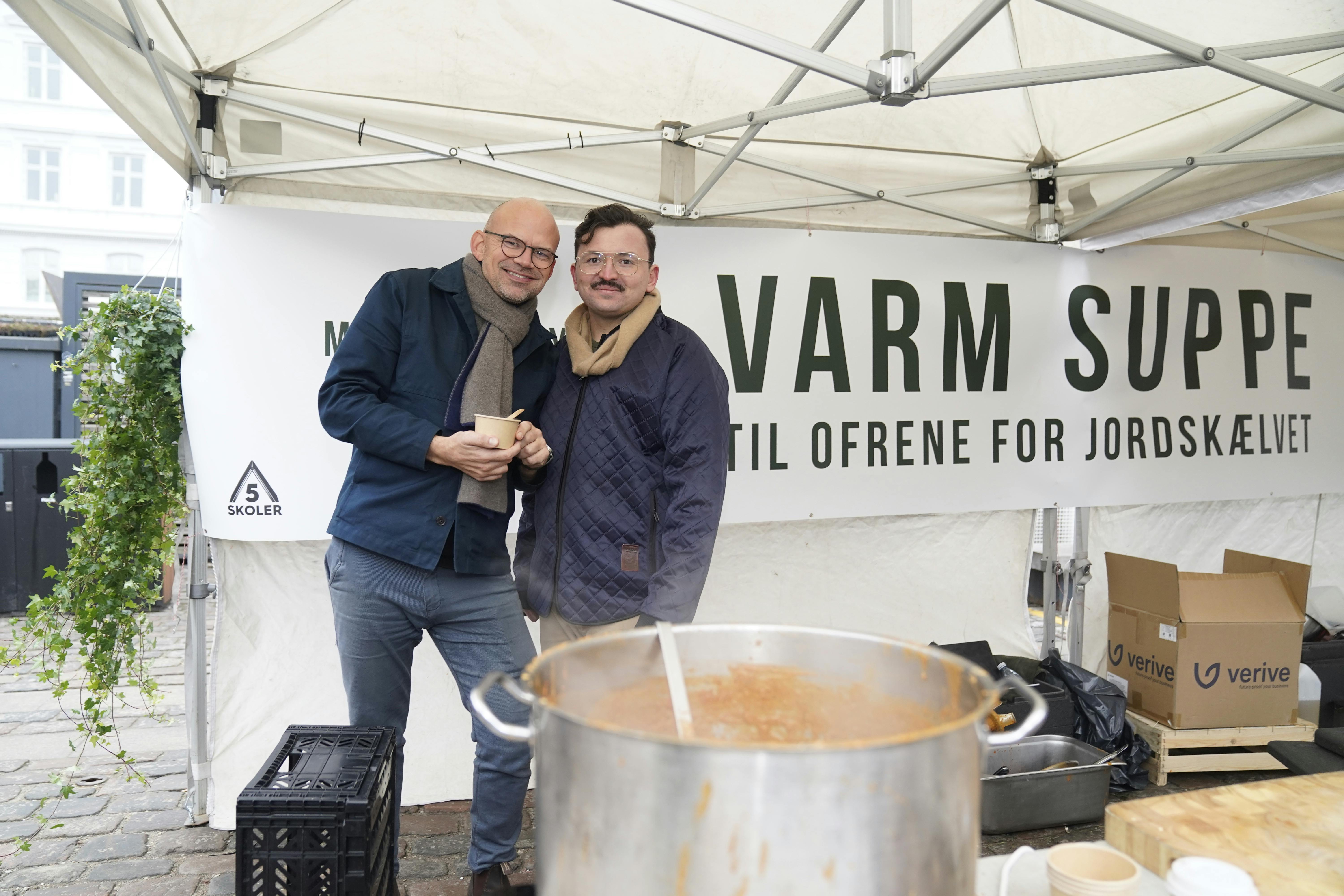 Flere branchekolleger var kommet for at hilse på og købe en kop suppe. Blandt andet slog Jesper Vollmer et smut forbi suppeboden.
