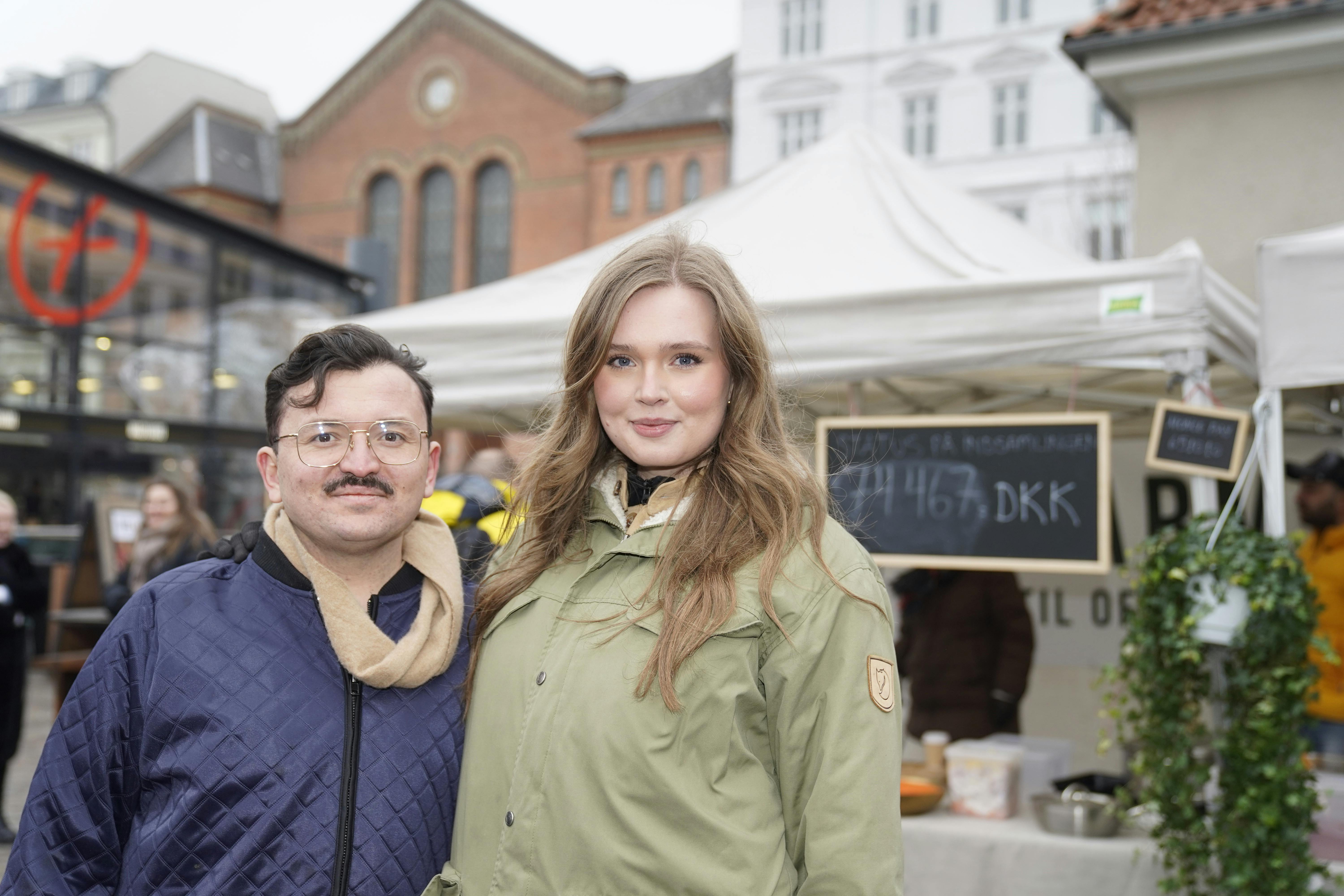 Kæresten Johanne Havshøj har også stået i kulden hele dagen for at støtte sin kæreste og snakke med de mennesker, der er kommet forbi.
