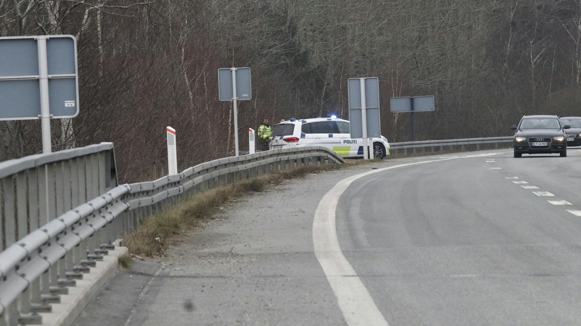 En 18-årige kvinde er afgået ved døden, og en 23-årig mand er fløjet til traumecenteret. 