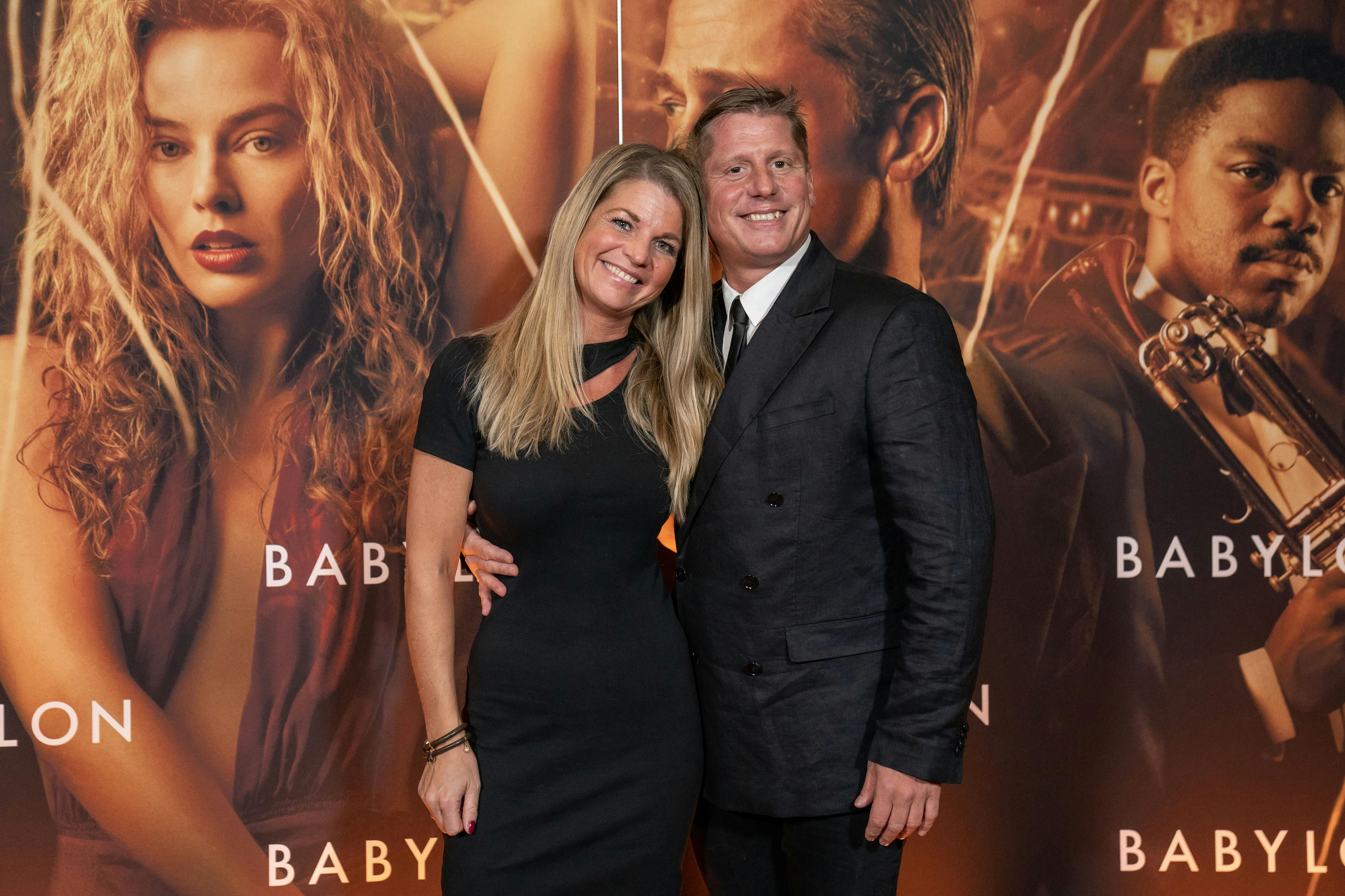 Robert Hansen danner for tiden par med Julie Starris - her er de sammen til filmpremieren på Babylon.