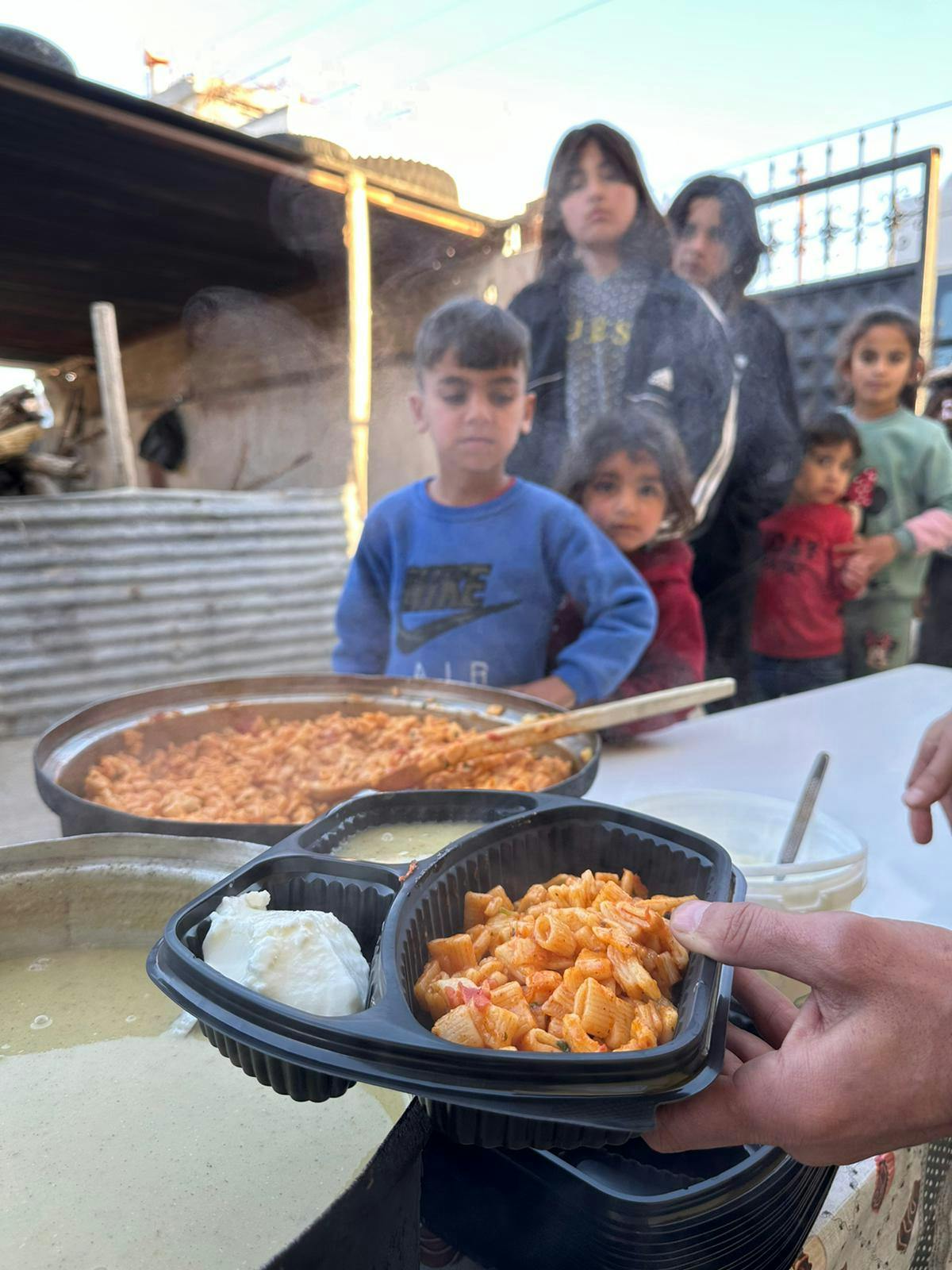 Der er kø til maden i Tyrkiet, men heldigvis er Umut og de andres bidrag med til at hjælpe med at fylde alle munde. 