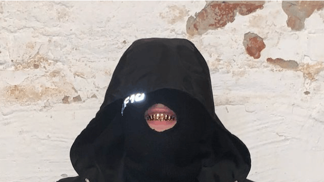 Drill-rapperen Miklo optræder altid iklædt maskering på billeder og video - nu skal han dog ud og lede efter et nyt pladeselskab, efter det torsdag er kommet frem, at han er blevet fyret fra sin pladekontrakt hos Universal. 