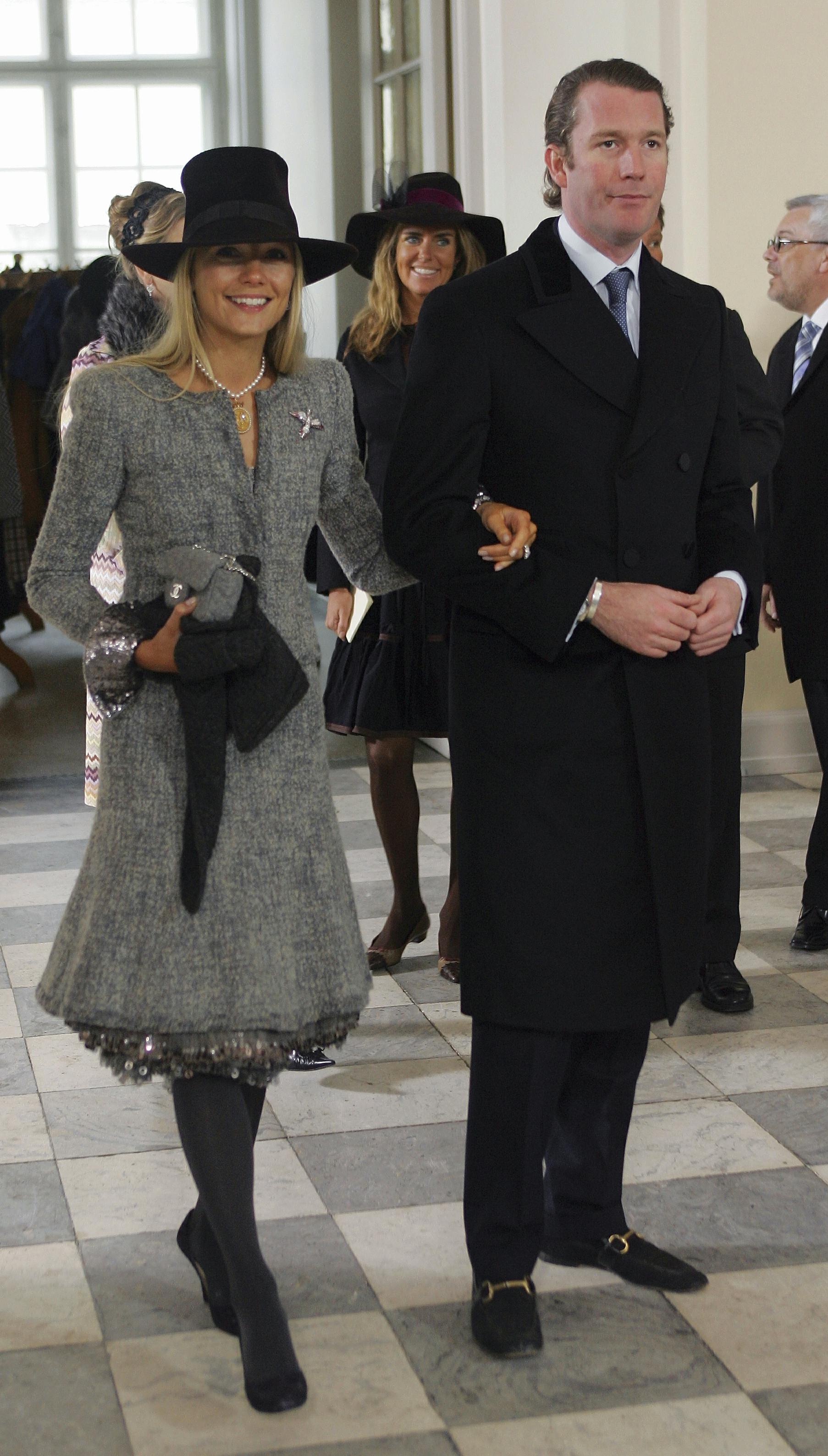 Caroline Fleming giftede sig til en uudtømmelig bankbog, da hun i 2001 ægtede Rory Fleming. Sammen har de børnene Alexander og Josephine. Efter syv år som kernefamilie, var skilsmissen en realitet. 