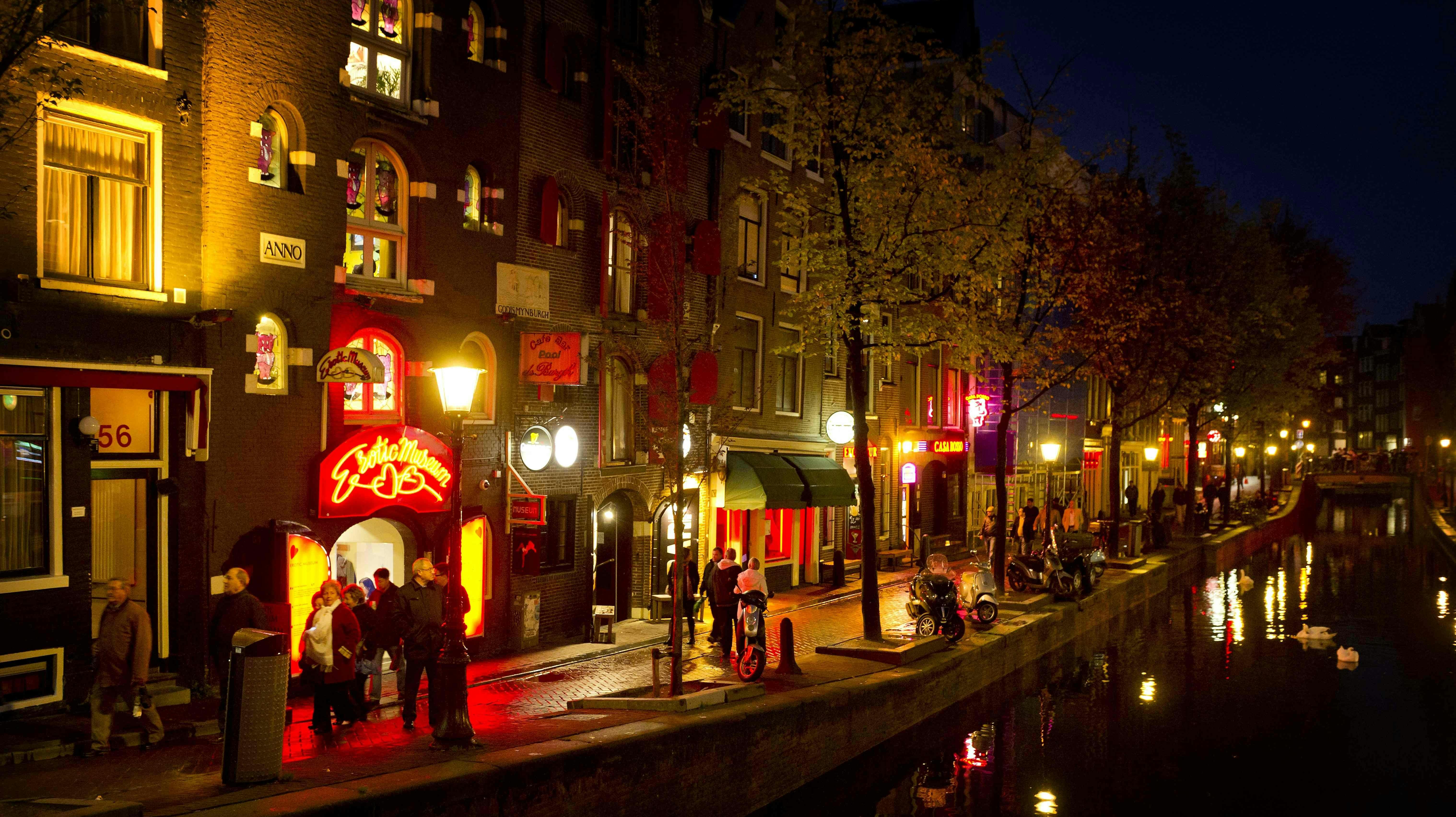 Folk går rundt i området De Wallen. (Arkivfoto.)