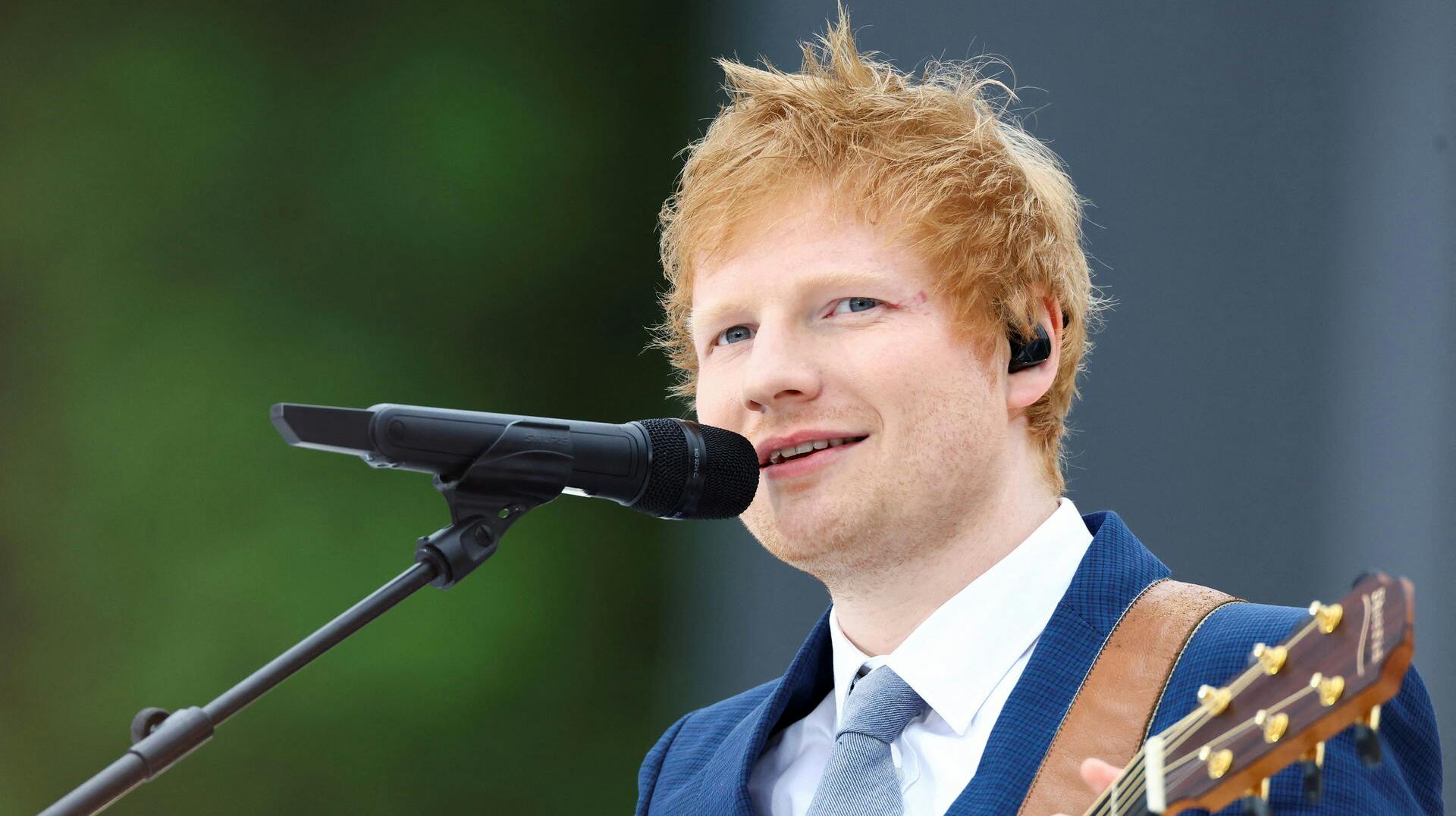 En gruppe danskere fik sig noget af en overraskelse, da Ed Sheeran pludselig stod i hobbitrestauranten og spillede sin sang. nbsp;