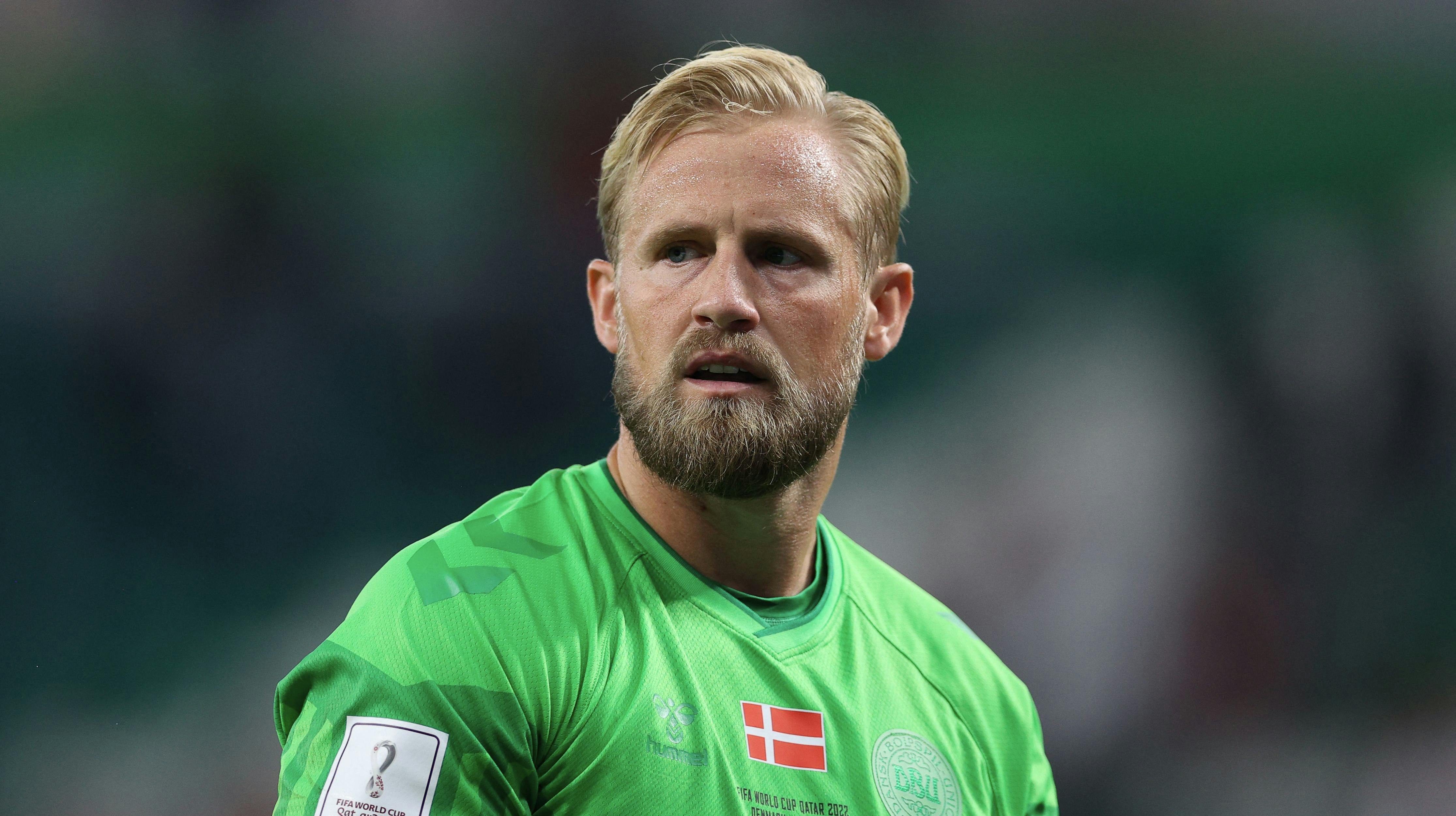 Den danske målmand stod få meter fra den brændende helikopter.