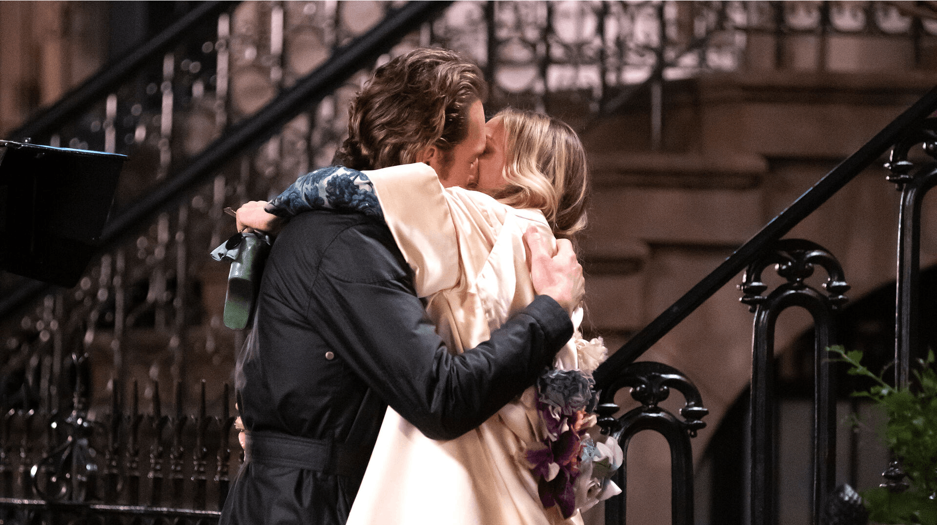 Sarah Jessica Parker og John Corbett kysser under optagelserne til "And Just Like That".