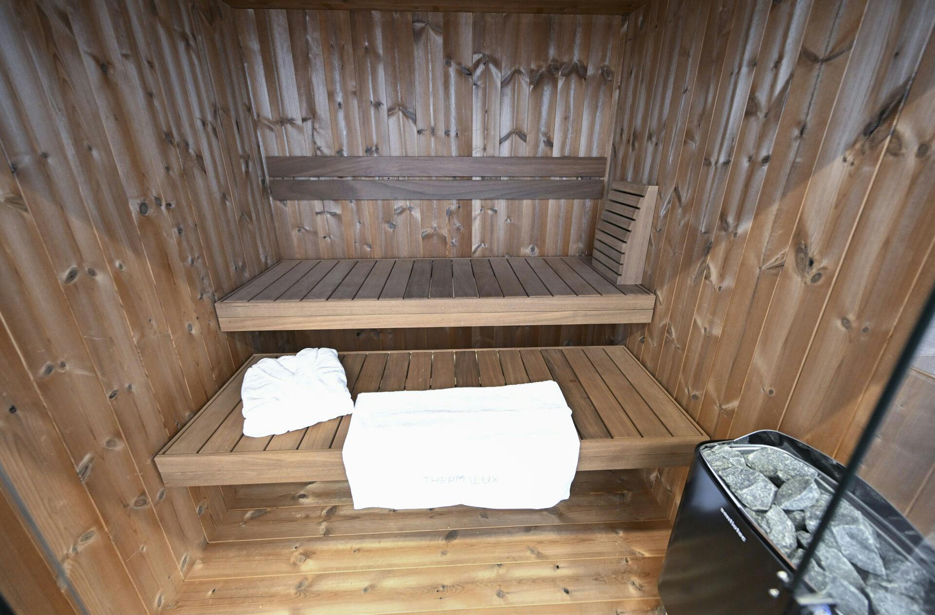 Torsdag blev et uheldigt tysk forældrepar spærret inde i en sauna - det fik politiet til at rykke ud.