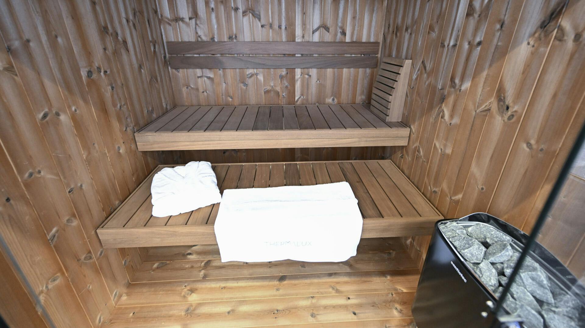 Torsdag blev et uheldigt tysk forældrepar spærret inde i en sauna - det fik politiet til at rykke ud.