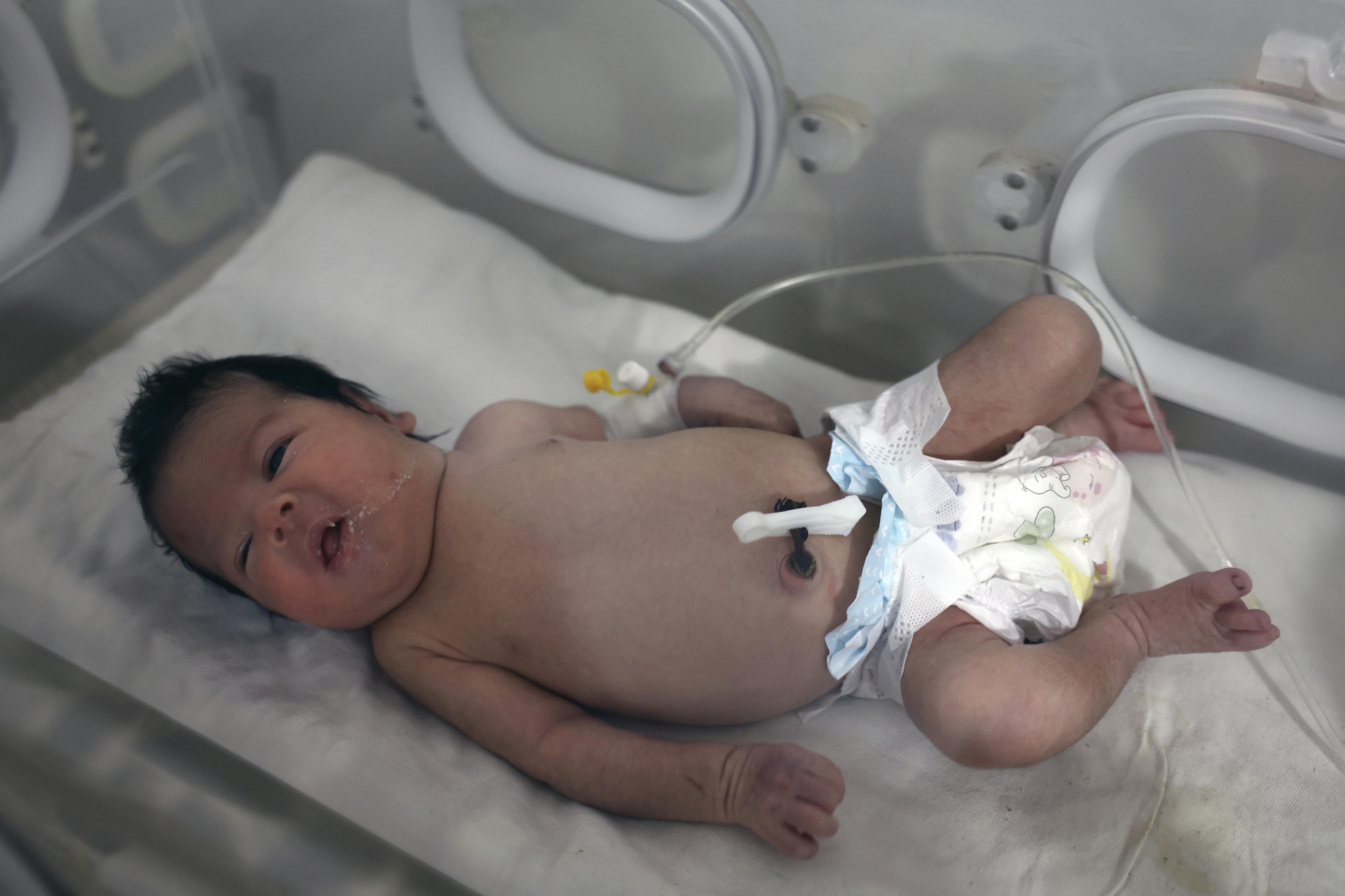 En hel familie undtagen ét nyfødt barn mistede livet, da en boligblok styrtede sammen i den nordlige del af Syrien under jordskælvet natten til mandag. Aya, som det nyfødte barn hedder, befinder sig nu på et hospital i byen Afrin.&nbsp;