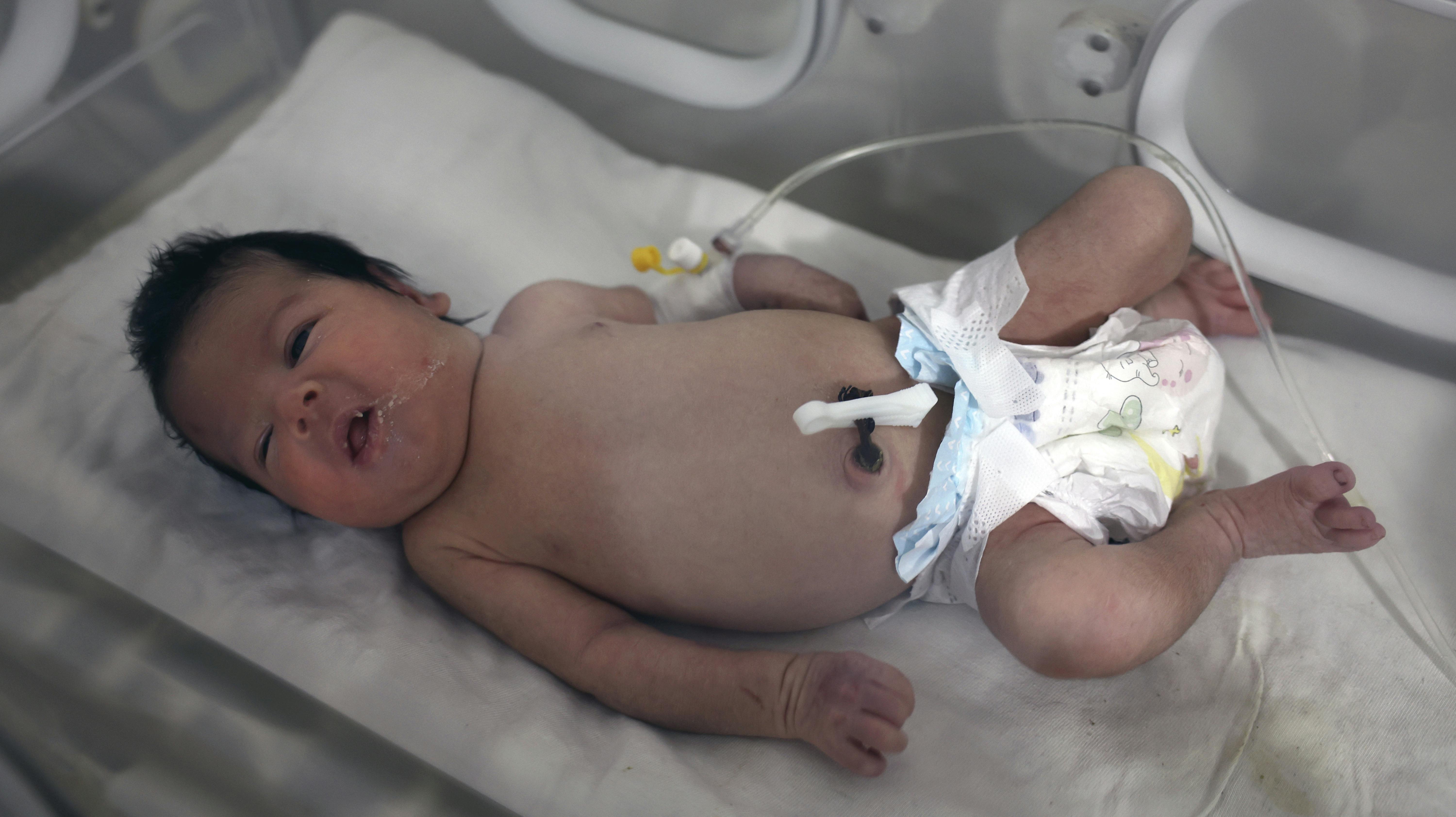 En hel familie undtagen ét nyfødt barn mistede livet, da en boligblok styrtede sammen i den nordlige del af Syrien under jordskælvet natten til mandag. Aya, som det nyfødte barn hedder, befinder sig nu på et hospital i byen Afrin. 