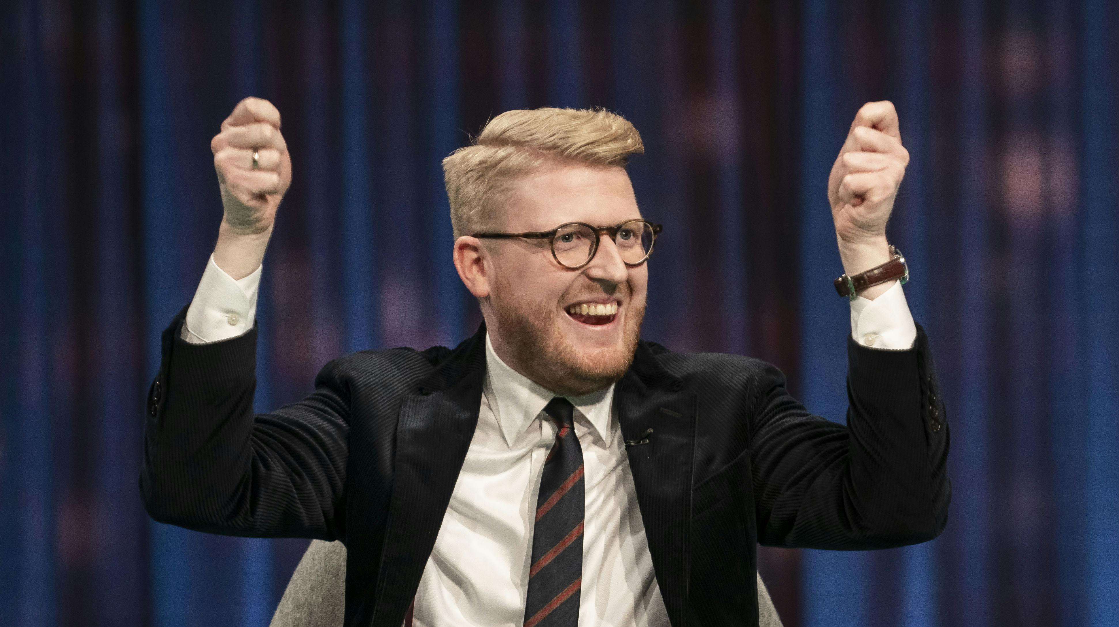 Den ekspressive Nikolaj Stokholm blev lige ivrig nok, da han så sin søn og endte med at vælte et andet barn i ren begejstring. 