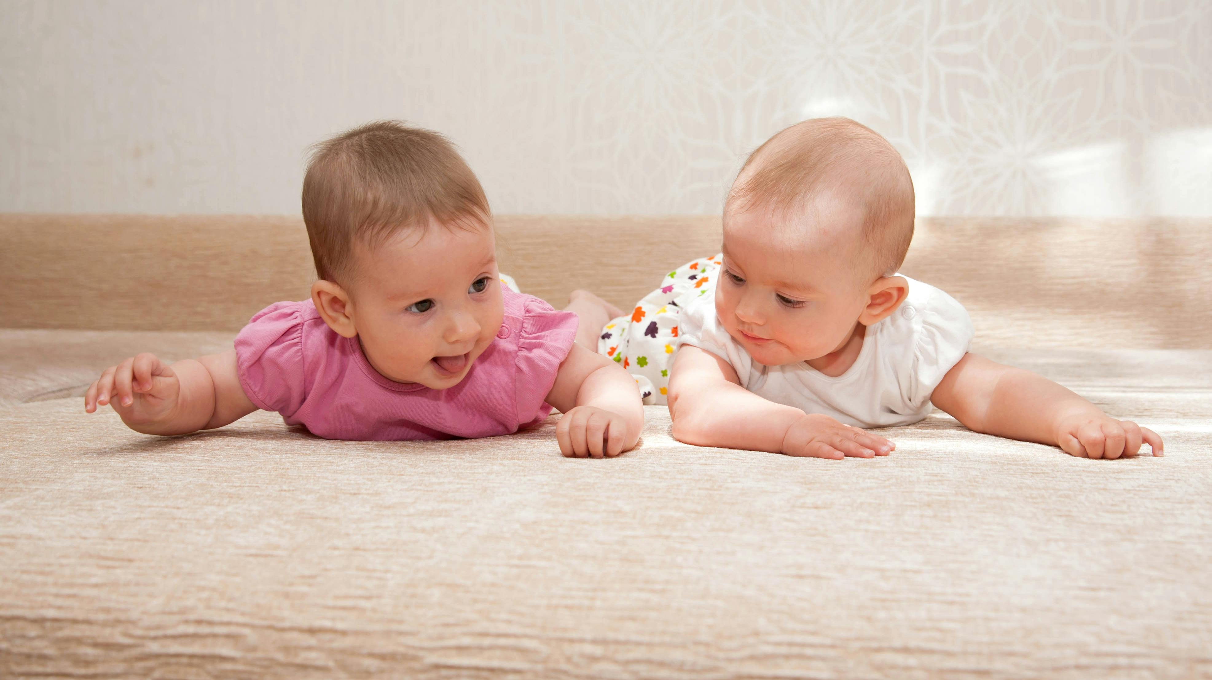 Lytter man til, hvilke ord baby siger, når de begynder at tale fra 12-måneders-alderen, kan man i omkring tre ud af fire tilfælde gætte, om babyen er en dreng eller pige. nbsp;