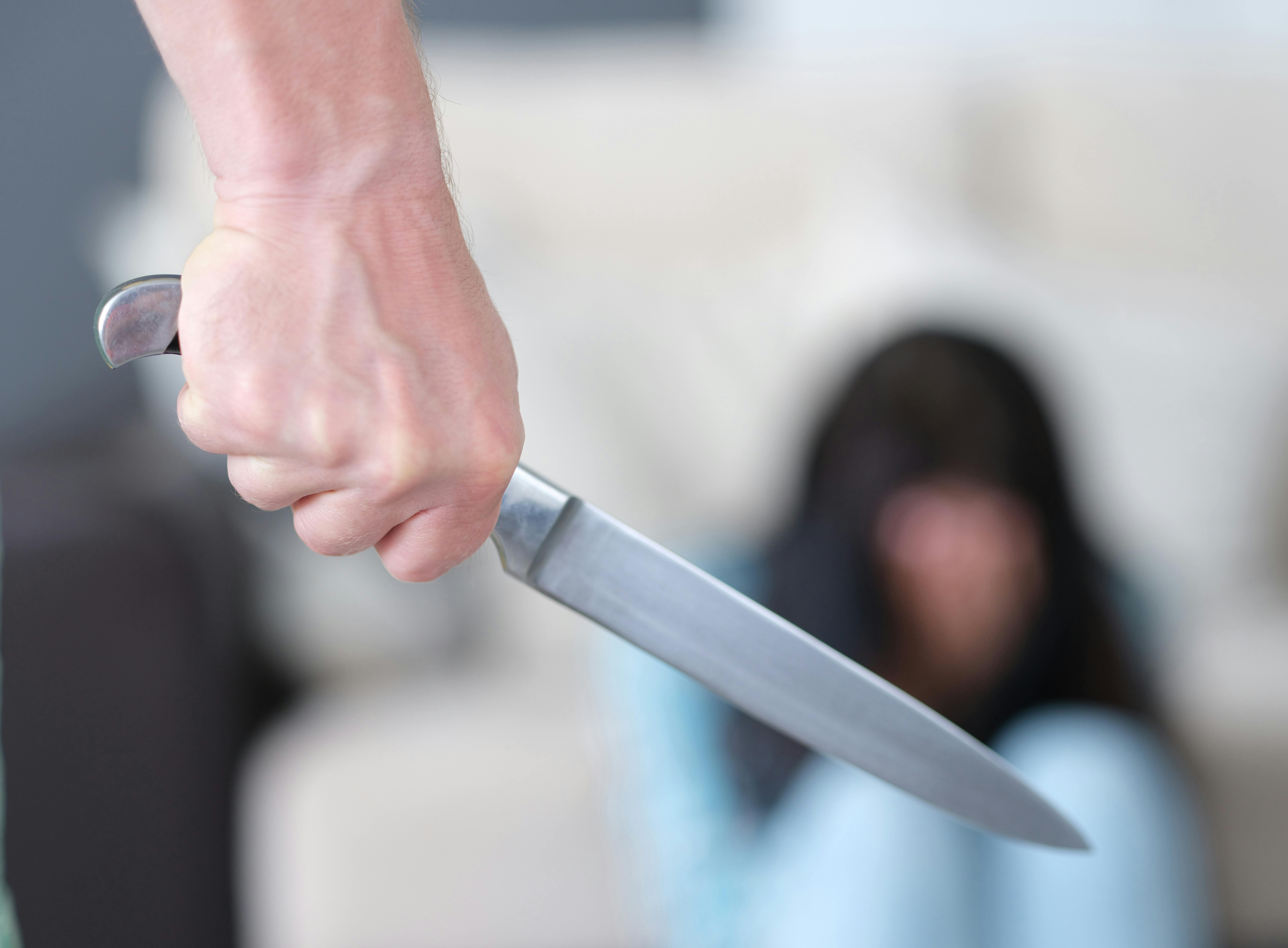 En tidligere realitystjerne trak angiveligt en kniv, da han overfaldt en kvinde i Hvidovre sidste år.
