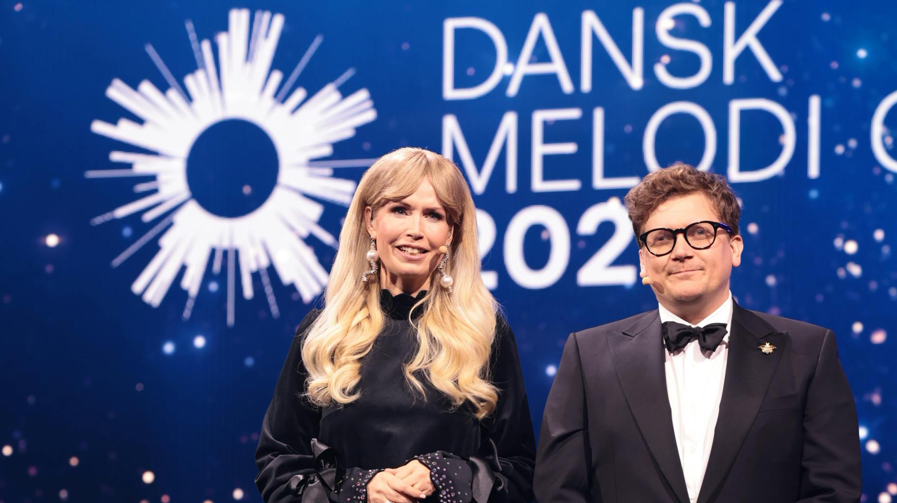 De to værter Tina Müller og Heino Hansen styrer slagets gang, når der i aften er "Melodi Grand Prix". SE og HØR liveblogger under hele showet. 