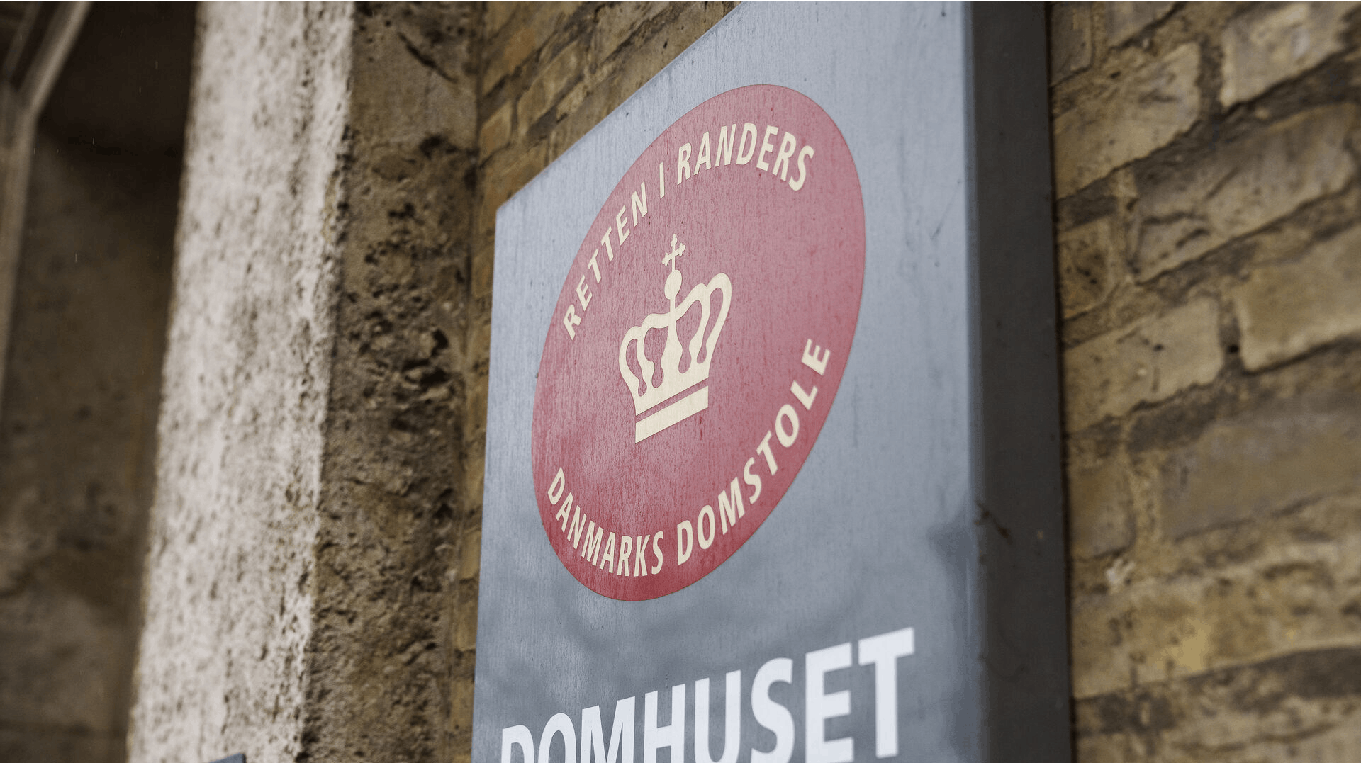 Ifølge parret var faren tit voldsom, når han skulle have den lille søn til at bøvse.