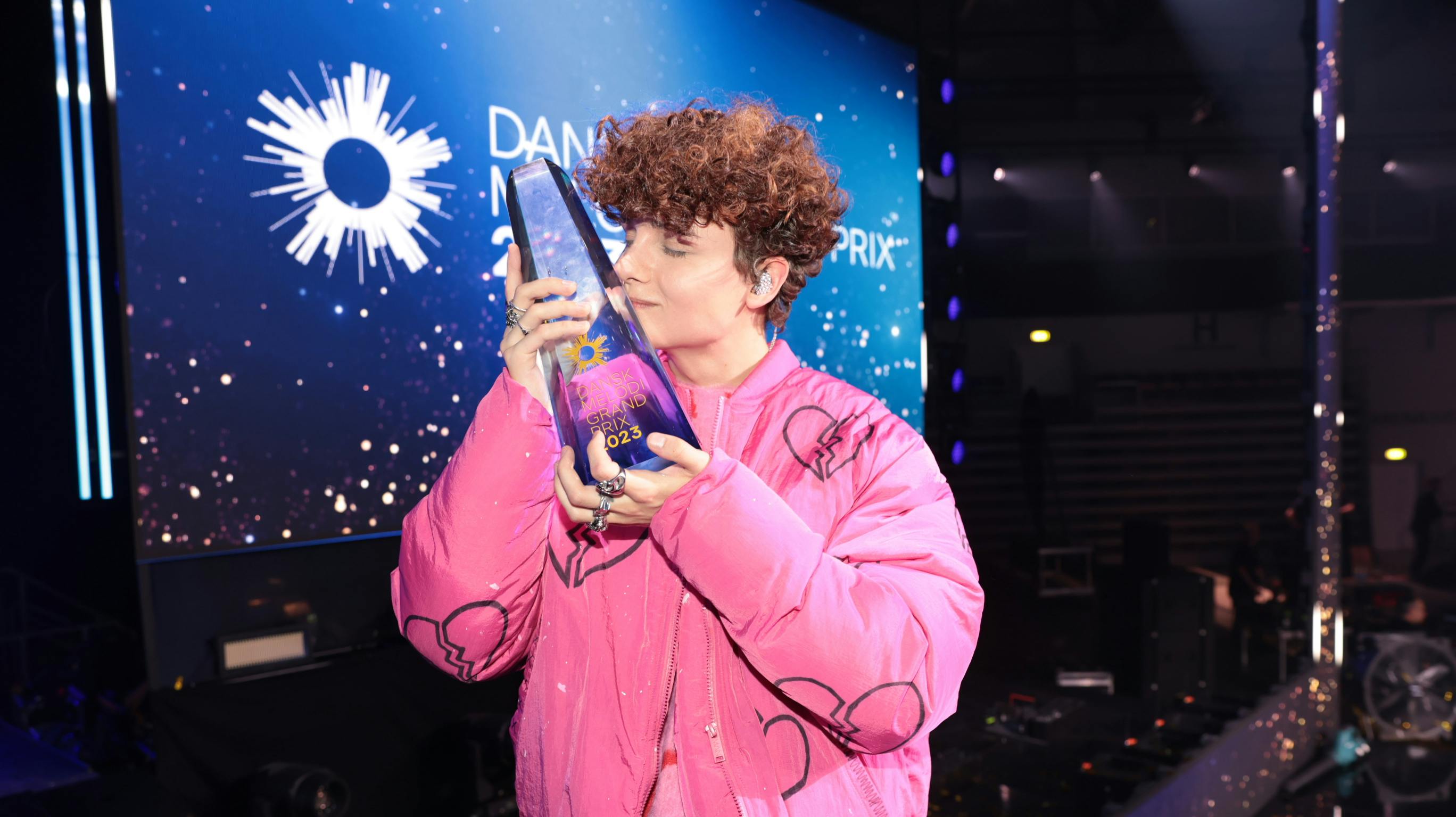 Foran seernes favorit Nicklas Sonne snuppede færøske Reiley trofæet og skal nu repræsentere Danmark i "Eurovision Song Contest". 
